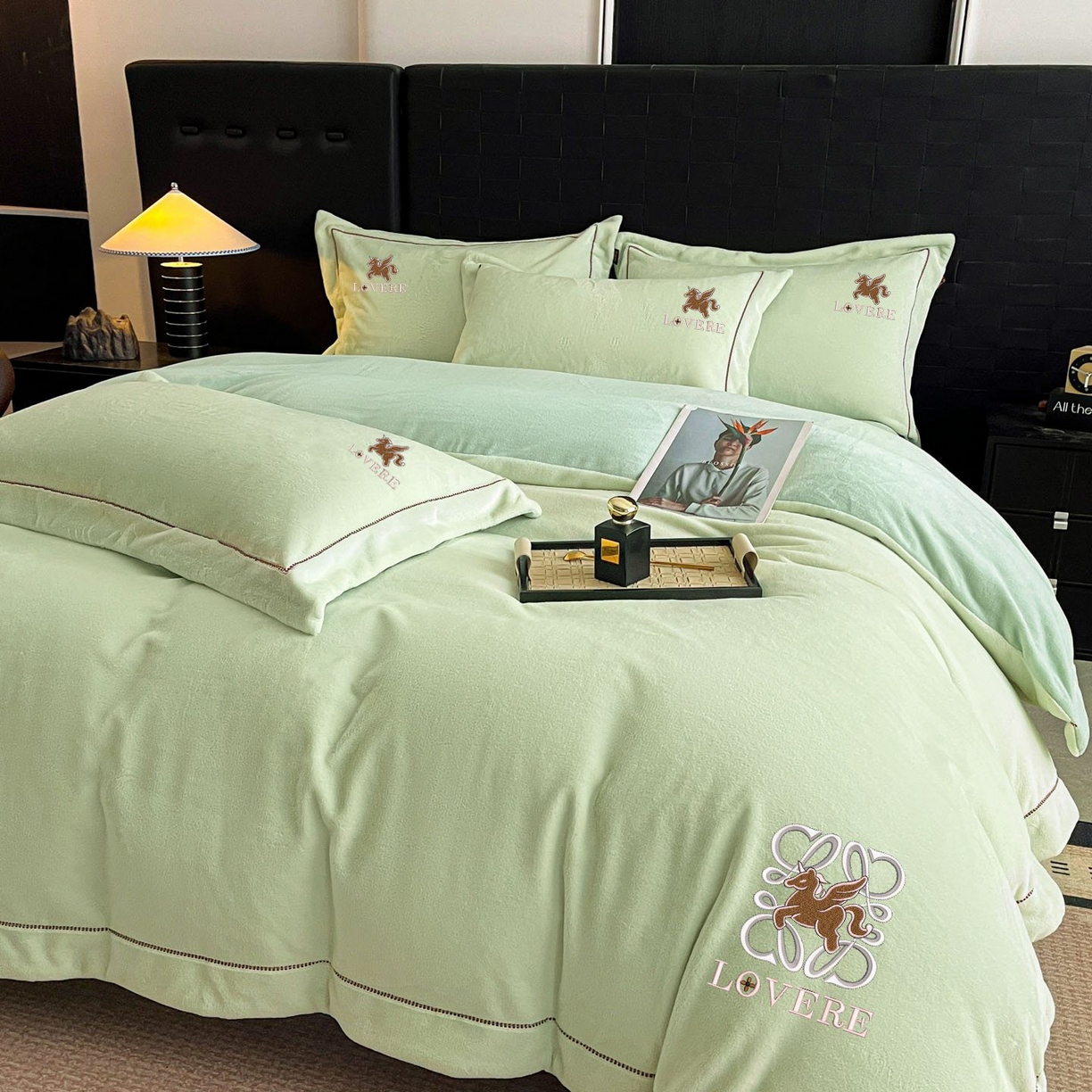 91家纺网 家纺一手货源 找家纺 库里梦家纺 2025网红直播热款230克全消光工艺绣花牛奶绒四件套 飞马-薄荷绿