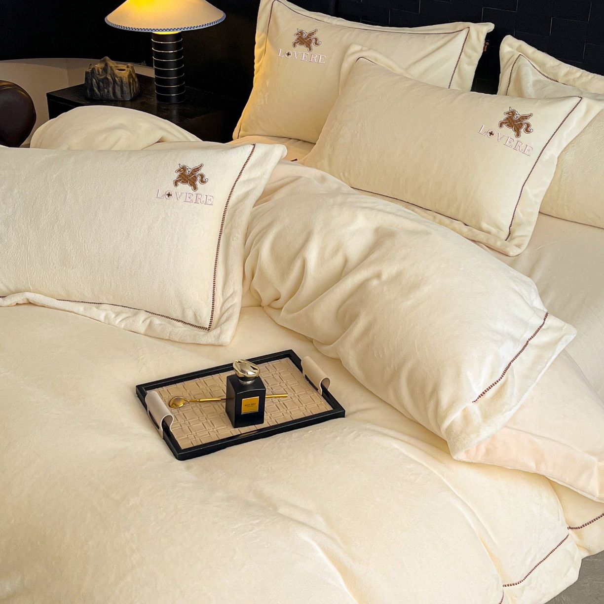 91家纺网 家纺一手货源 找家纺 库里梦家纺 2025网红直播热款230克全消光工艺绣花牛奶绒四件套 飞马-米色