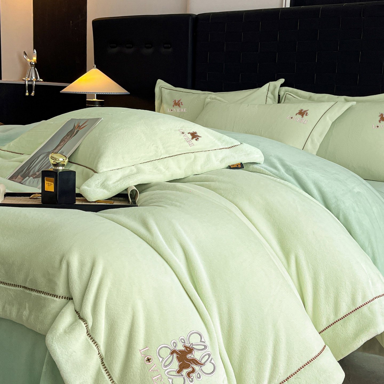 91家纺网 家纺一手货源 找家纺 库里梦家纺 2025网红直播热款230克全消光工艺绣花牛奶绒四件套 飞马-薄荷绿