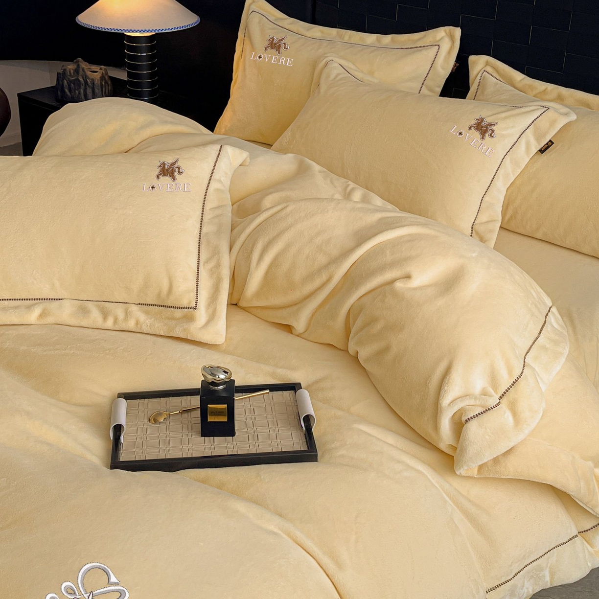 91家纺网 家纺一手货源 找家纺 库里梦家纺 2025网红直播热款230克全消光工艺绣花牛奶绒四件套 飞马-杏仁黄