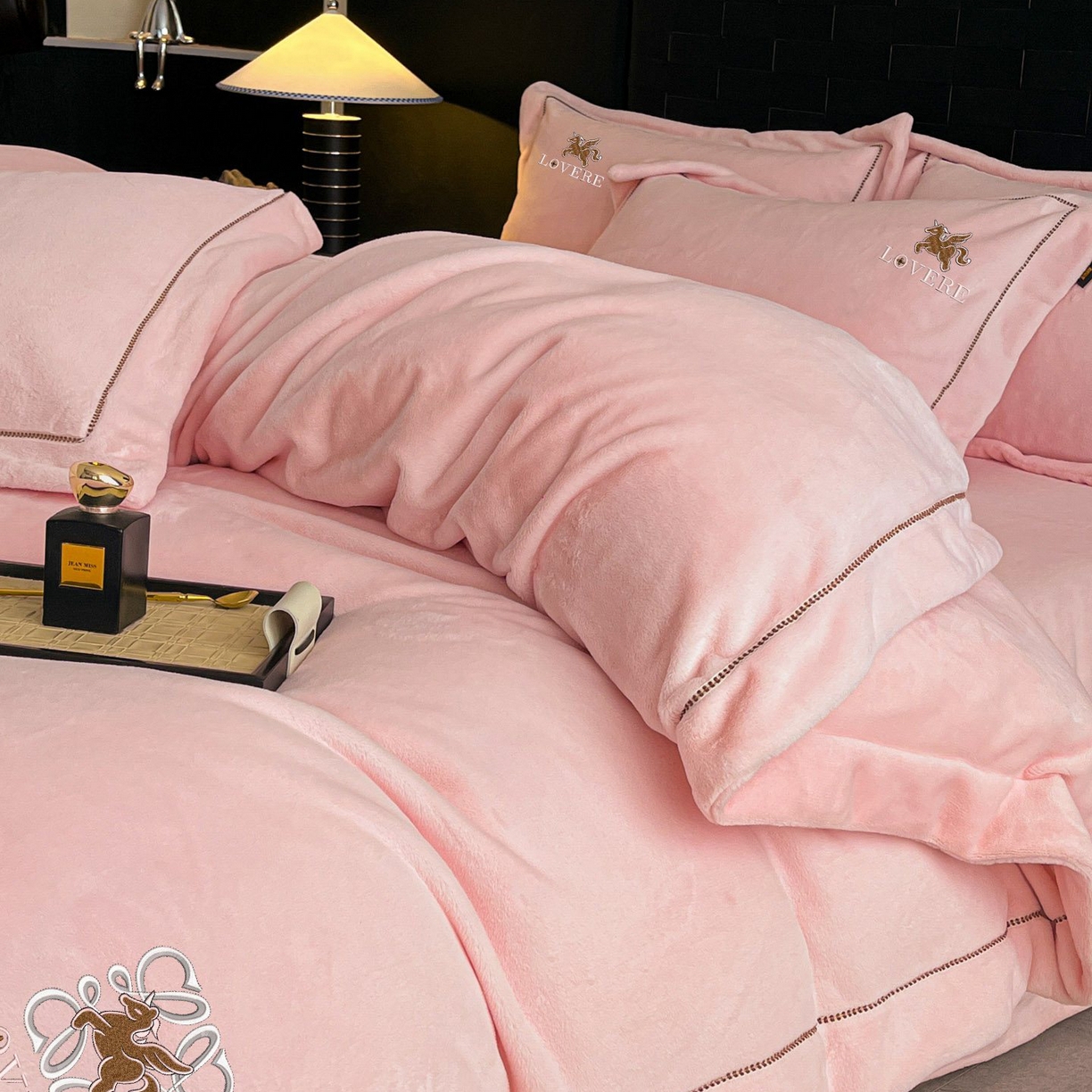 91家纺网 家纺一手货源 找家纺 库里梦家纺 2025网红直播热款230克全消光工艺绣花牛奶绒四件套 飞马-桃花粉