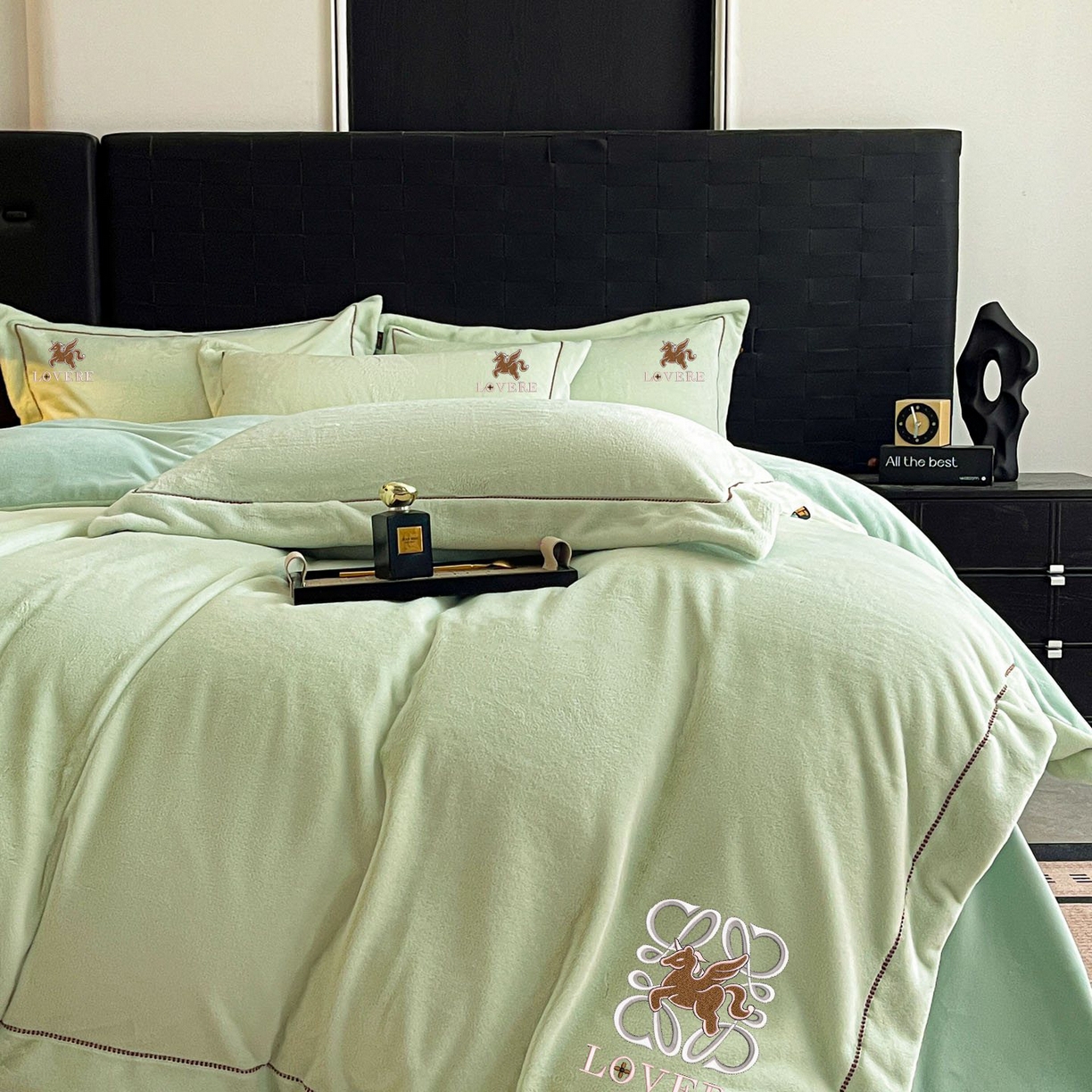 91家纺网 家纺一手货源 找家纺 库里梦家纺 2025网红直播热款230克全消光工艺绣花牛奶绒四件套 飞马-薄荷绿