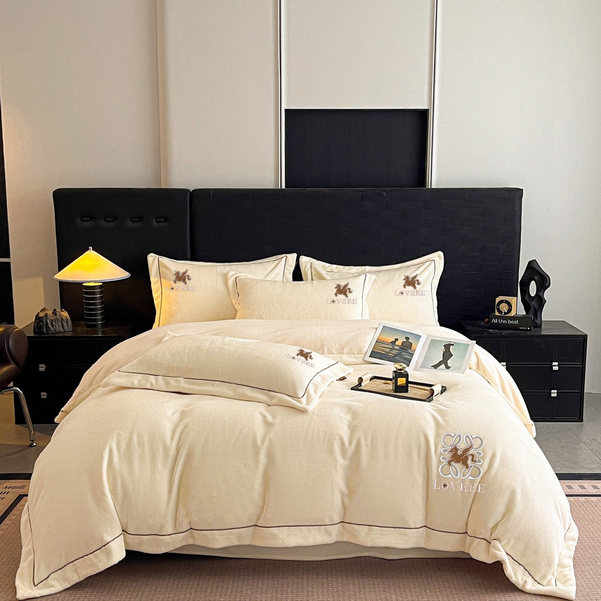 库里梦家纺 2025网红直播热款230克全消光工艺绣花牛奶绒四件套 飞马-米色