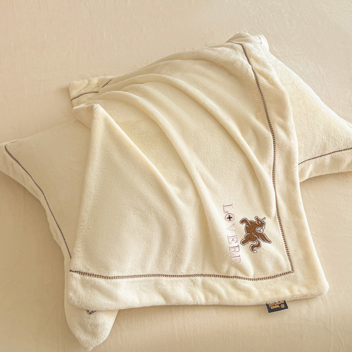 91家纺网 家纺一手货源 找家纺 库里梦家纺 2025网红直播热款230克全消光工艺绣花牛奶绒四件套 飞马-米色