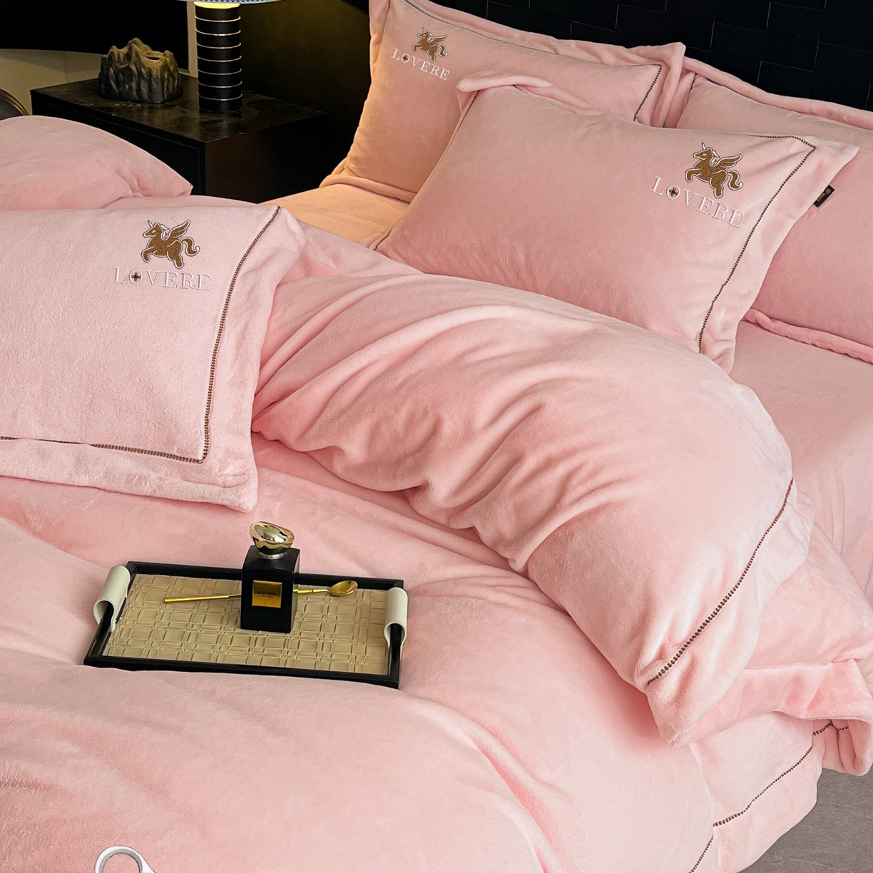 91家纺网 家纺一手货源 找家纺 库里梦家纺 2025网红直播热款230克全消光工艺绣花牛奶绒四件套 飞马-桃花粉