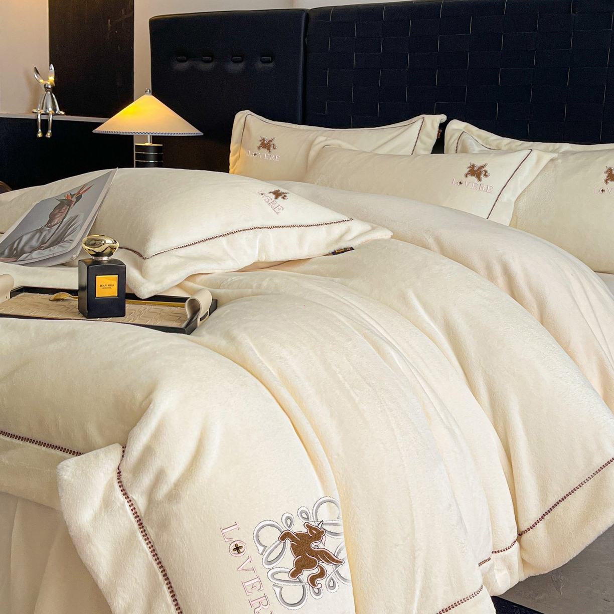 91家纺网 家纺一手货源 找家纺 库里梦家纺 2025网红直播热款230克全消光工艺绣花牛奶绒四件套 飞马-米色