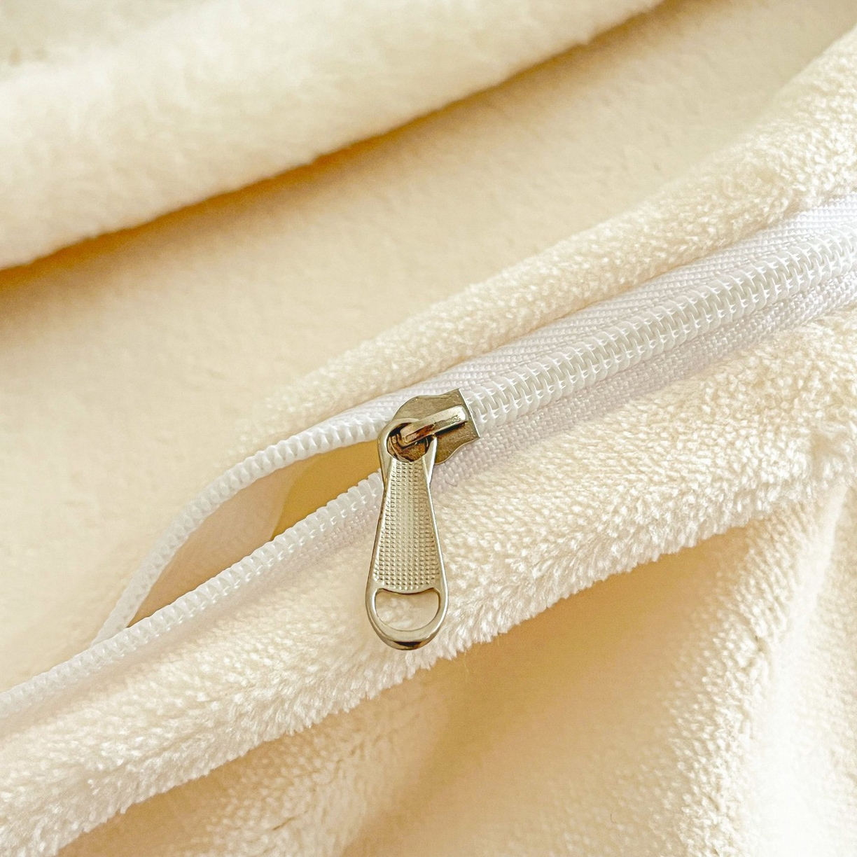 91家纺网 家纺一手货源 找家纺 库里梦家纺 2025网红直播热款230克全消光工艺绣花牛奶绒四件套 飞马-米色