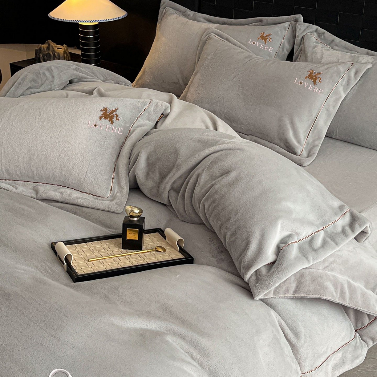 91家纺网 家纺一手货源 找家纺 库里梦家纺 2025网红直播热款230克全消光工艺绣花牛奶绒四件套 飞马-银灰