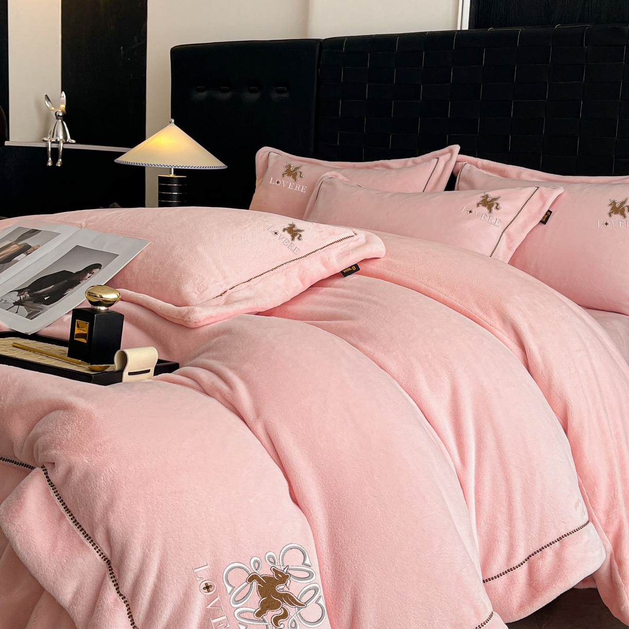 91家纺网 家纺一手货源 找家纺 库里梦家纺 2025网红直播热款230克全消光工艺绣花牛奶绒四件套 飞马-桃花粉