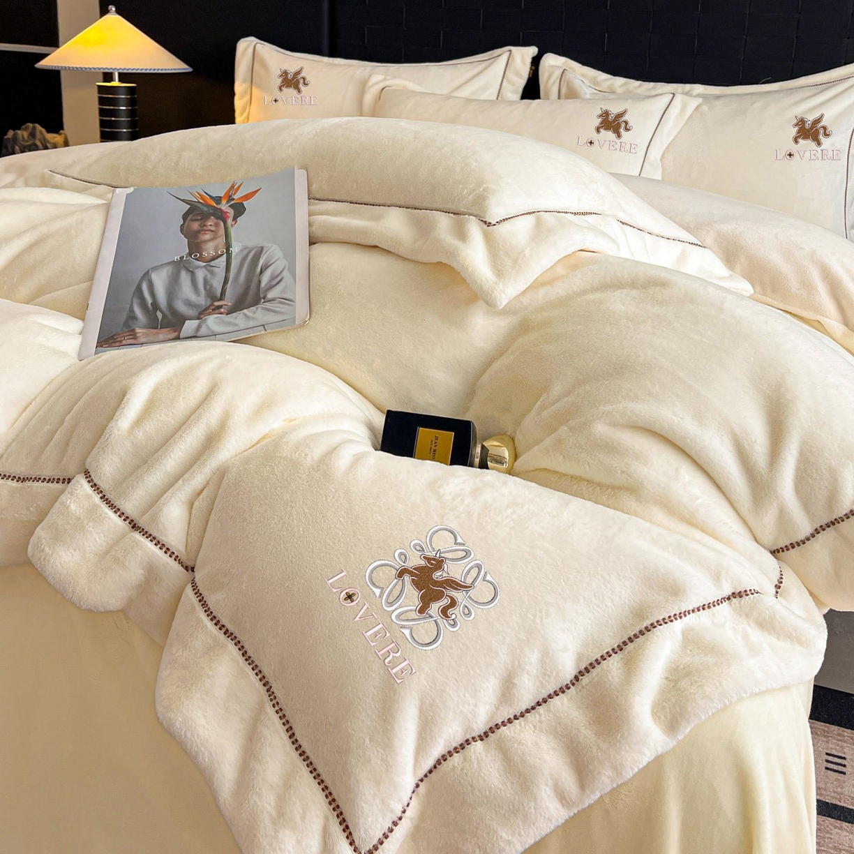 91家纺网 家纺一手货源 找家纺 库里梦家纺 2025网红直播热款230克全消光工艺绣花牛奶绒四件套 飞马-米色