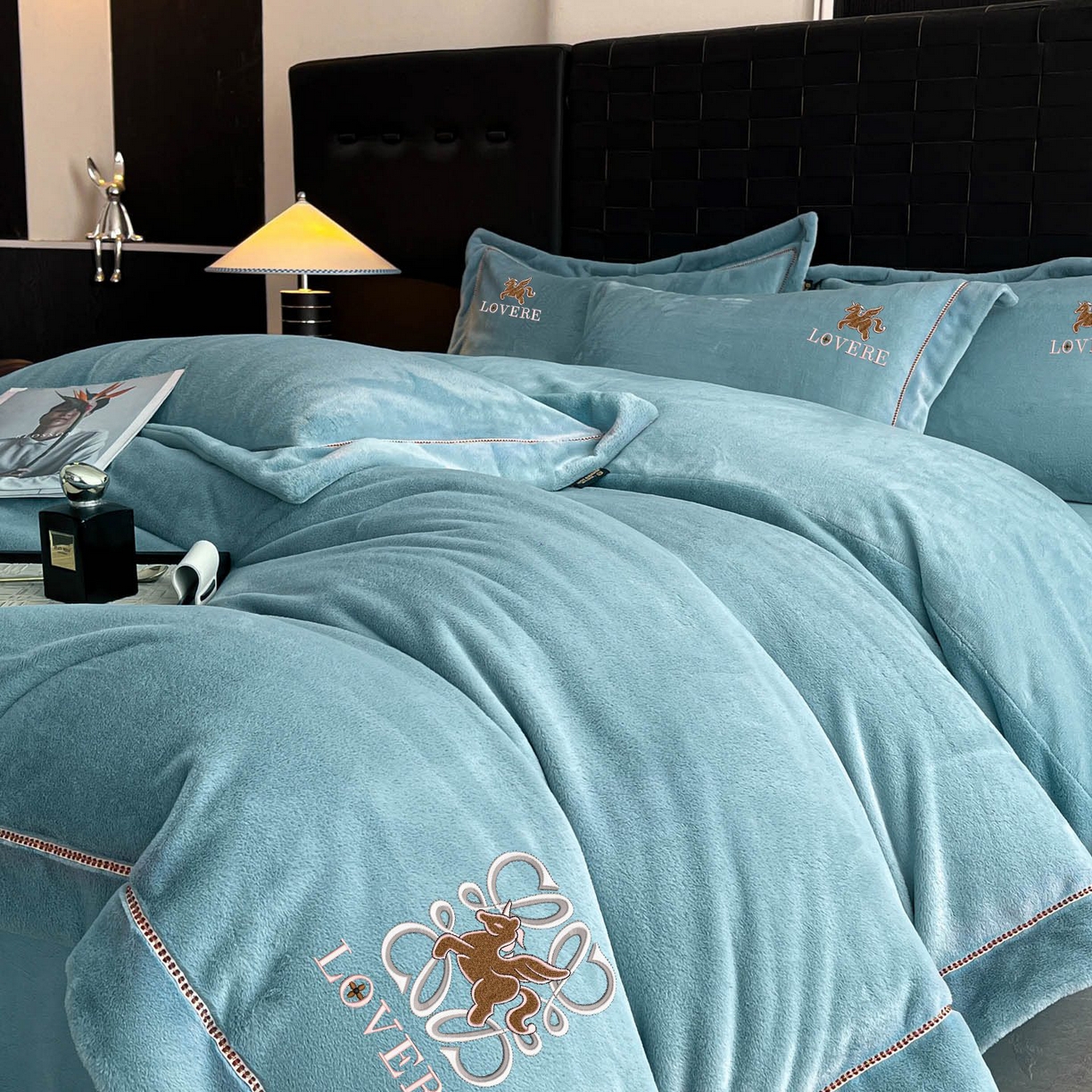 91家纺网 家纺一手货源 找家纺 库里梦家纺 2025网红直播热款230克全消光工艺绣花牛奶绒四件套 飞马-海洋蓝