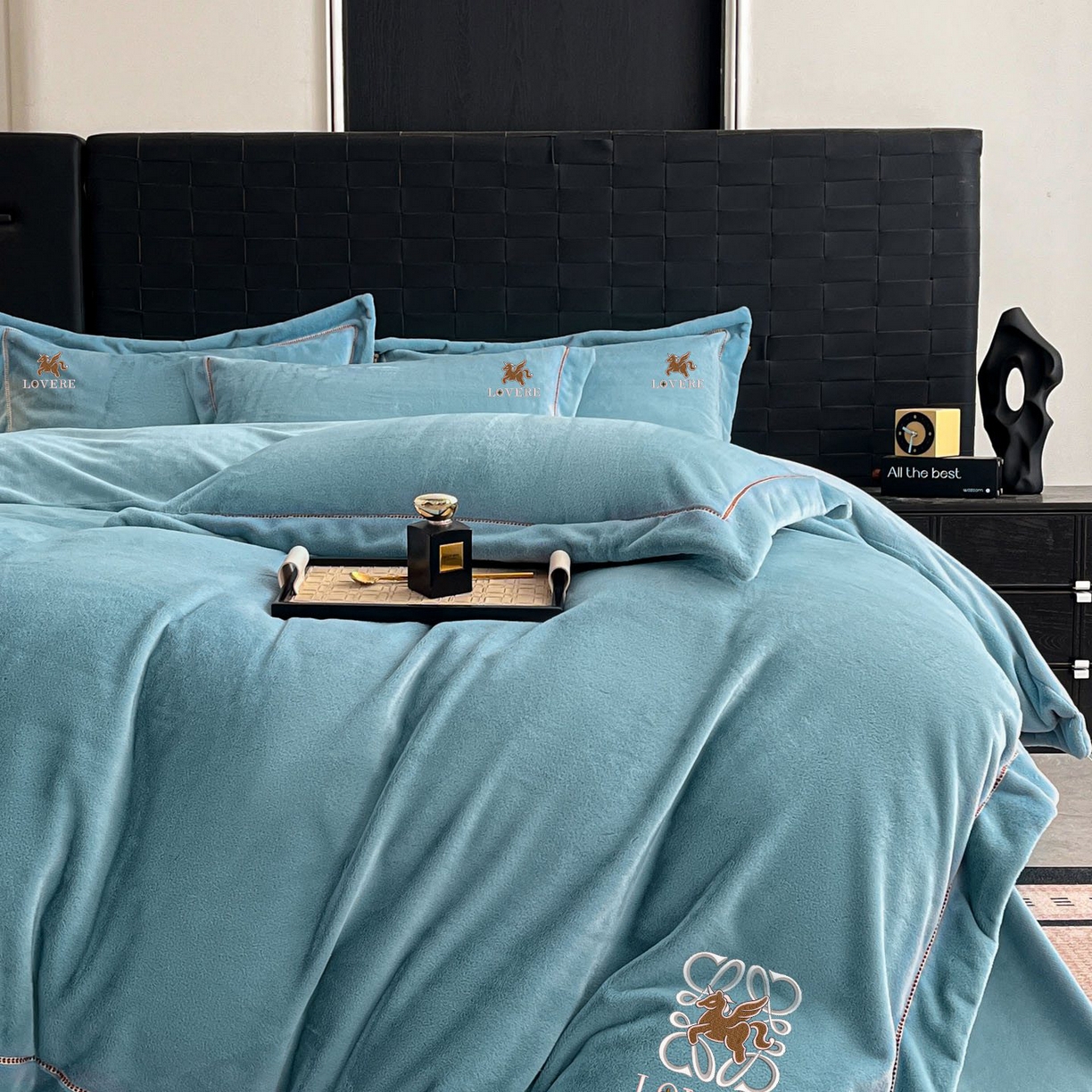 91家纺网 家纺一手货源 找家纺 库里梦家纺 2025网红直播热款230克全消光工艺绣花牛奶绒四件套 飞马-海洋蓝