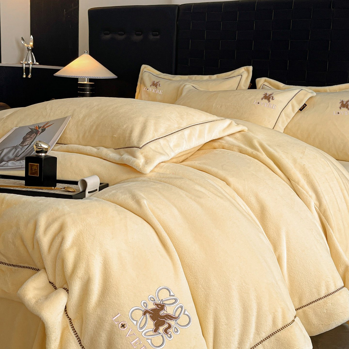 91家纺网 家纺一手货源 找家纺 库里梦家纺 2025网红直播热款230克全消光工艺绣花牛奶绒四件套 飞马-杏仁黄