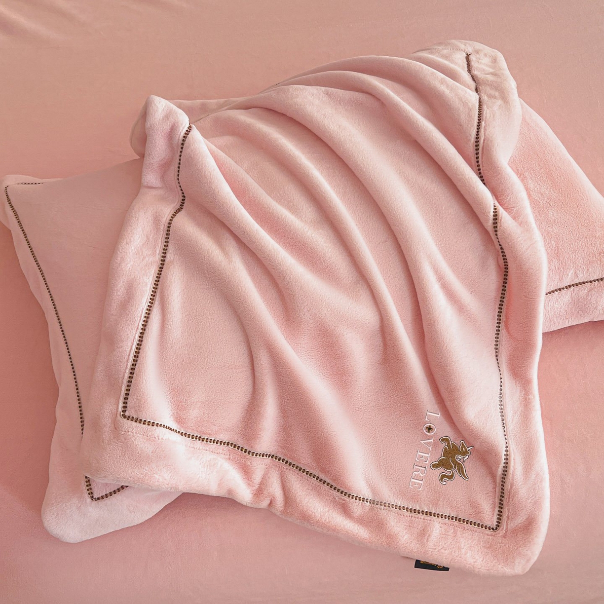 91家纺网 家纺一手货源 找家纺 库里梦家纺 2025网红直播热款230克全消光工艺绣花牛奶绒四件套 飞马-桃花粉