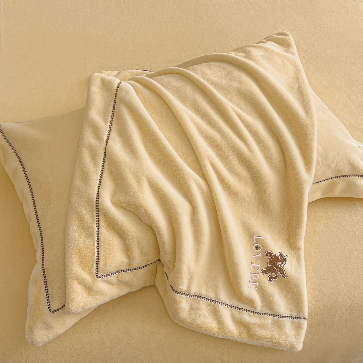 91家纺网 家纺一手货源 找家纺 库里梦家纺 2025网红直播热款230克全消光工艺绣花牛奶绒四件套 飞马-杏仁黄