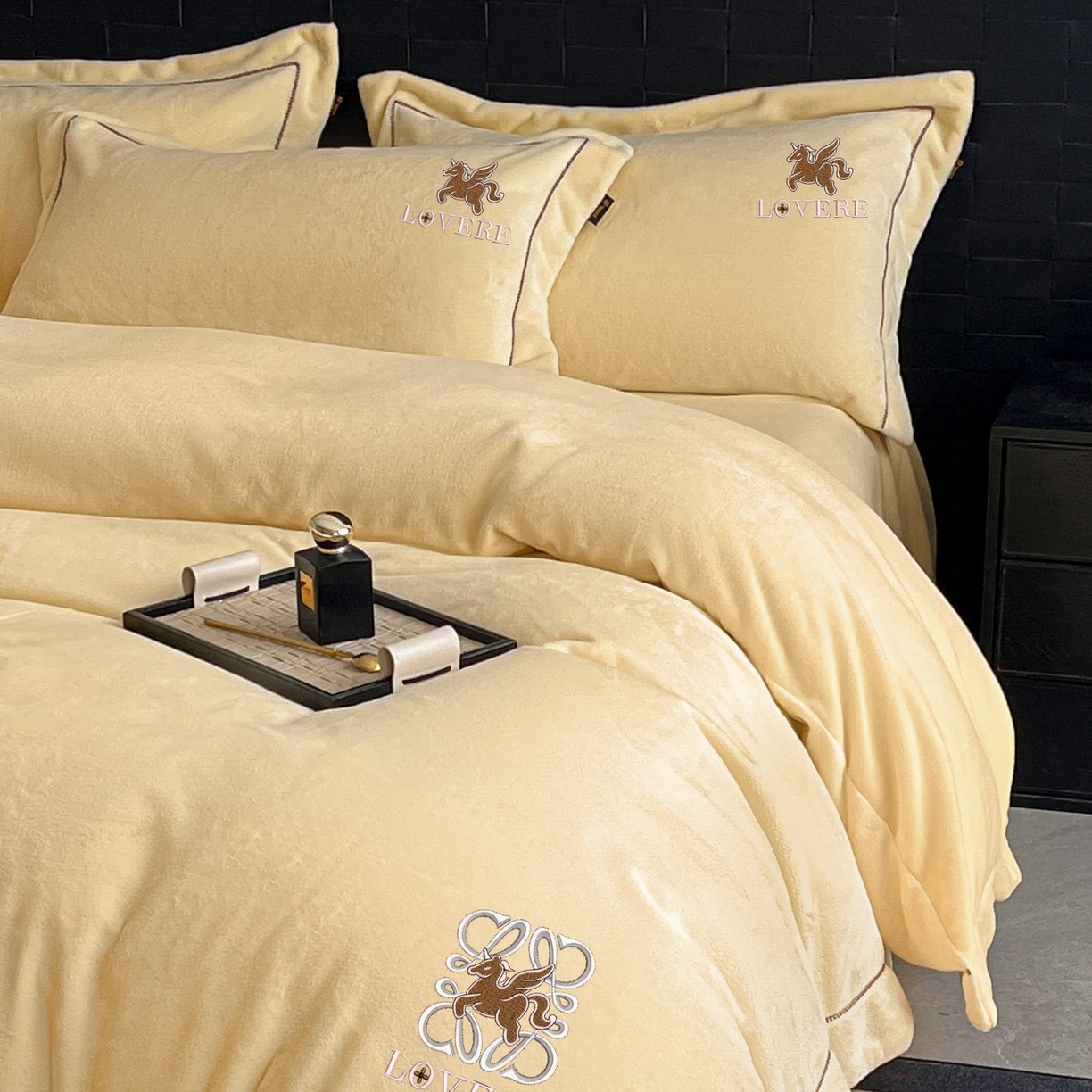 91家纺网 家纺一手货源 找家纺 库里梦家纺 2025网红直播热款230克全消光工艺绣花牛奶绒四件套 飞马-杏仁黄