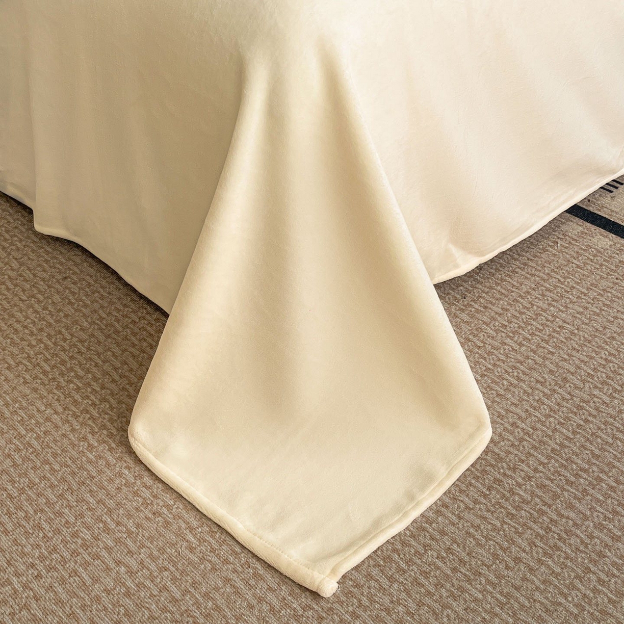 91家纺网 家纺一手货源 找家纺 库里梦家纺 2025网红直播热款230克全消光工艺绣花牛奶绒四件套 飞马-米色