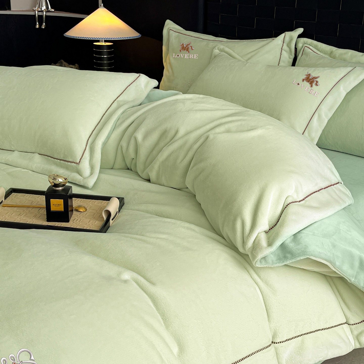 91家纺网 家纺一手货源 找家纺 库里梦家纺 2025网红直播热款230克全消光工艺绣花牛奶绒四件套 飞马-薄荷绿