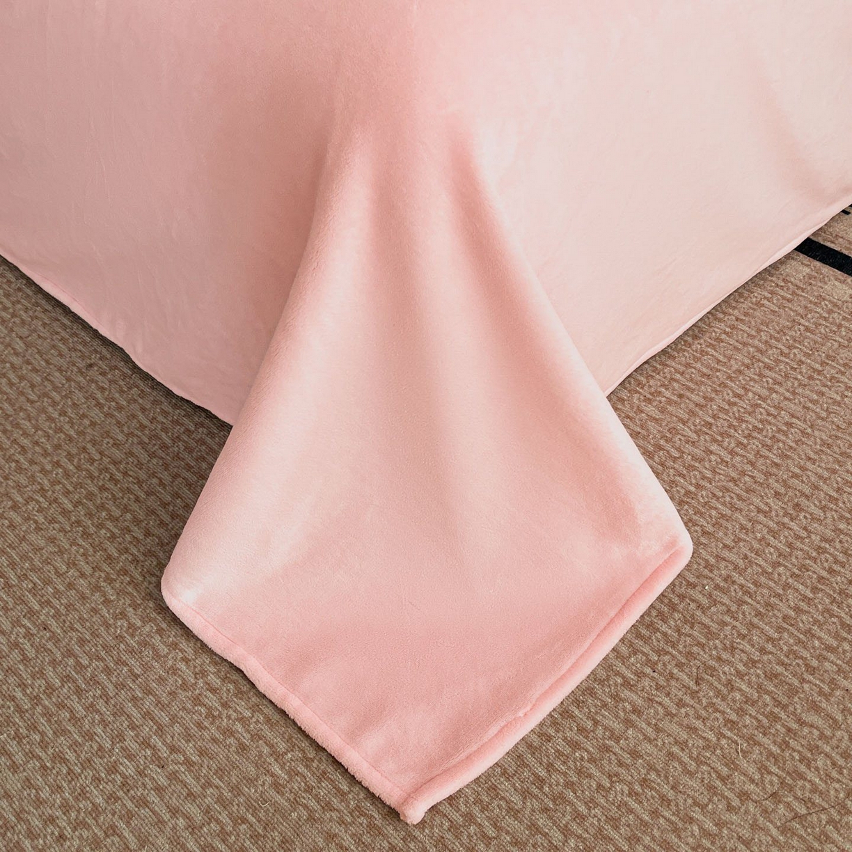 91家纺网 家纺一手货源 找家纺 库里梦家纺 2025网红直播热款230克全消光工艺绣花牛奶绒四件套 飞马-桃花粉