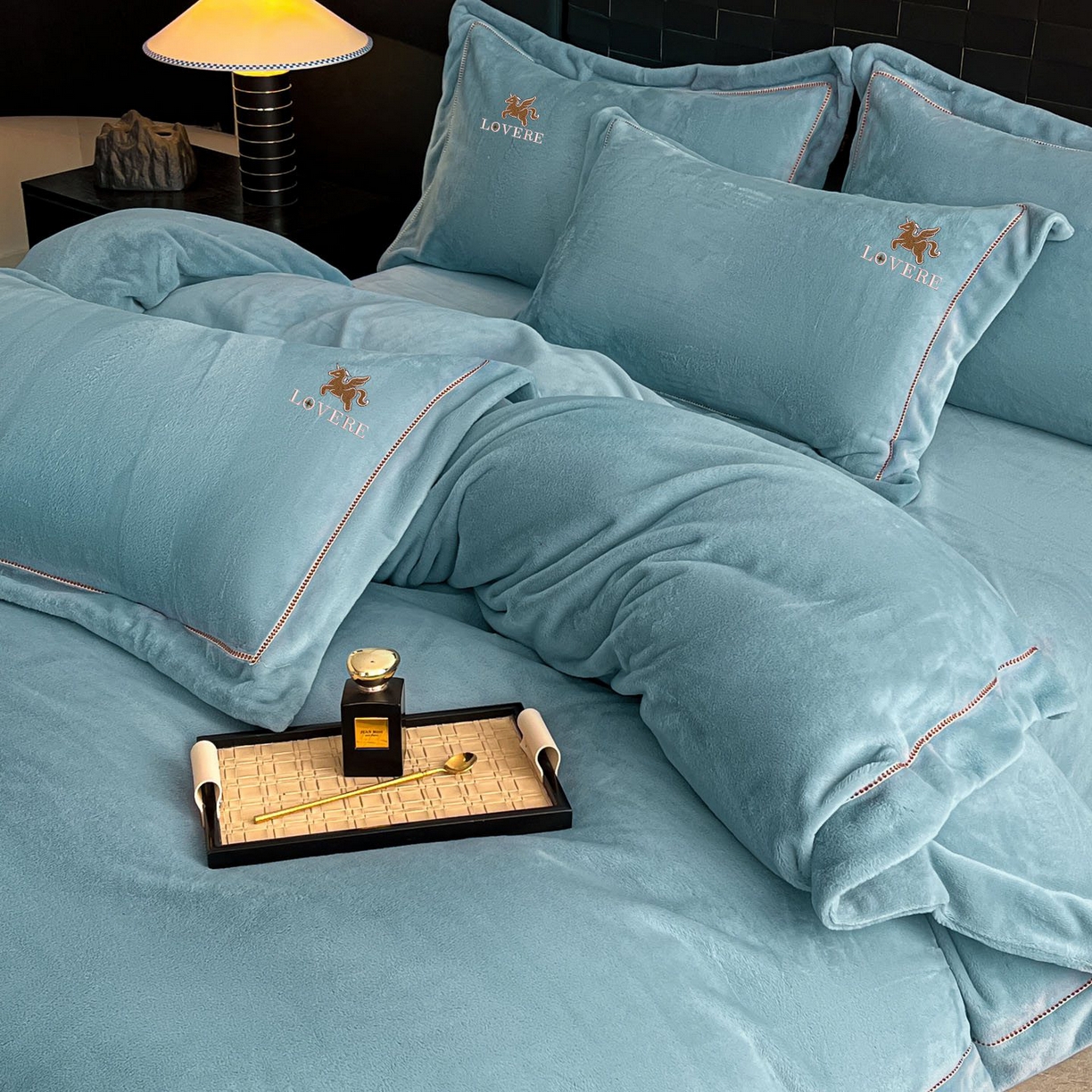 91家纺网 家纺一手货源 找家纺 库里梦家纺 2025网红直播热款230克全消光工艺绣花牛奶绒四件套 飞马-海洋蓝