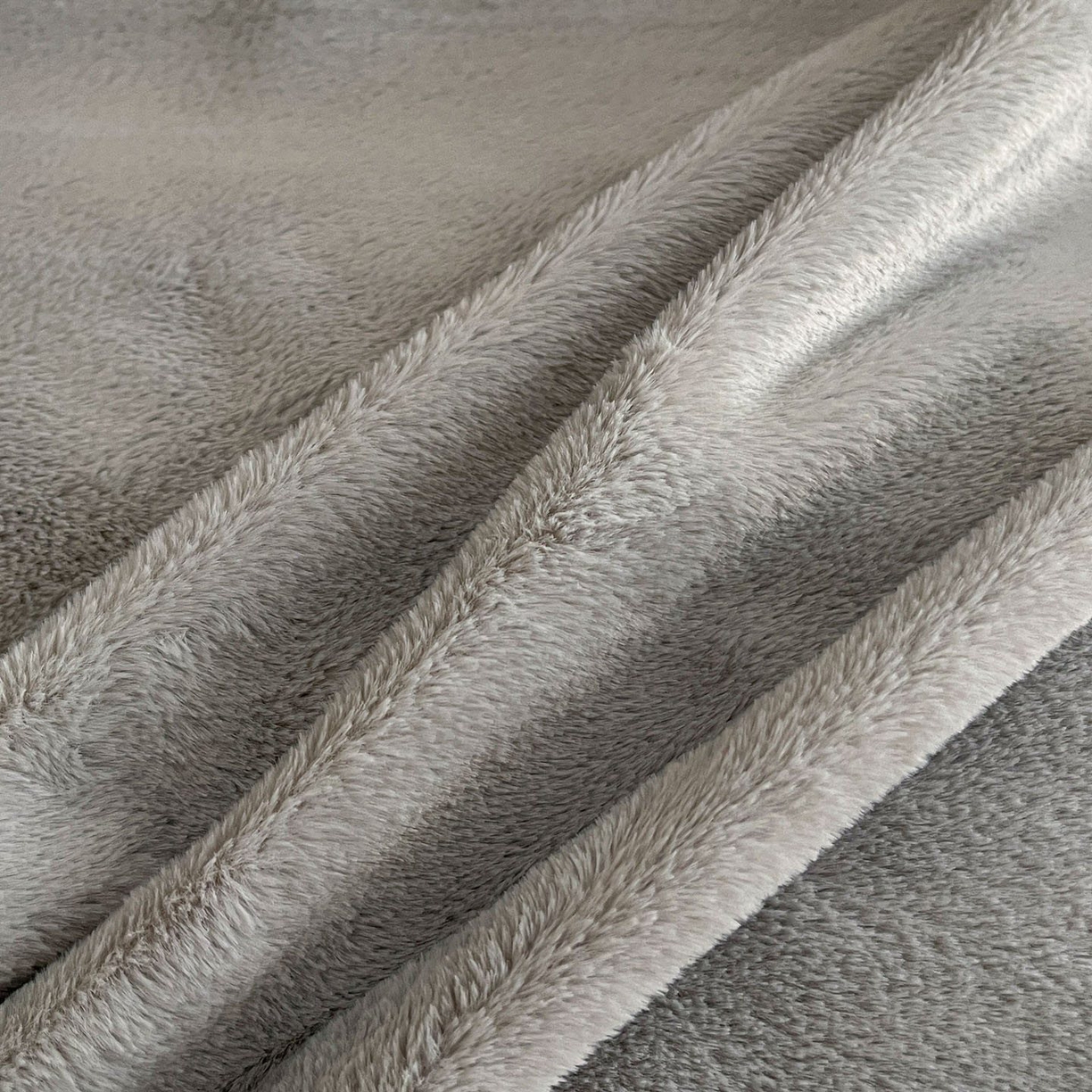 91家纺网 家纺一手货源 找家纺 库里梦家纺 2025网红直播热款230克全消光工艺绣花牛奶绒四件套 飞马-银灰