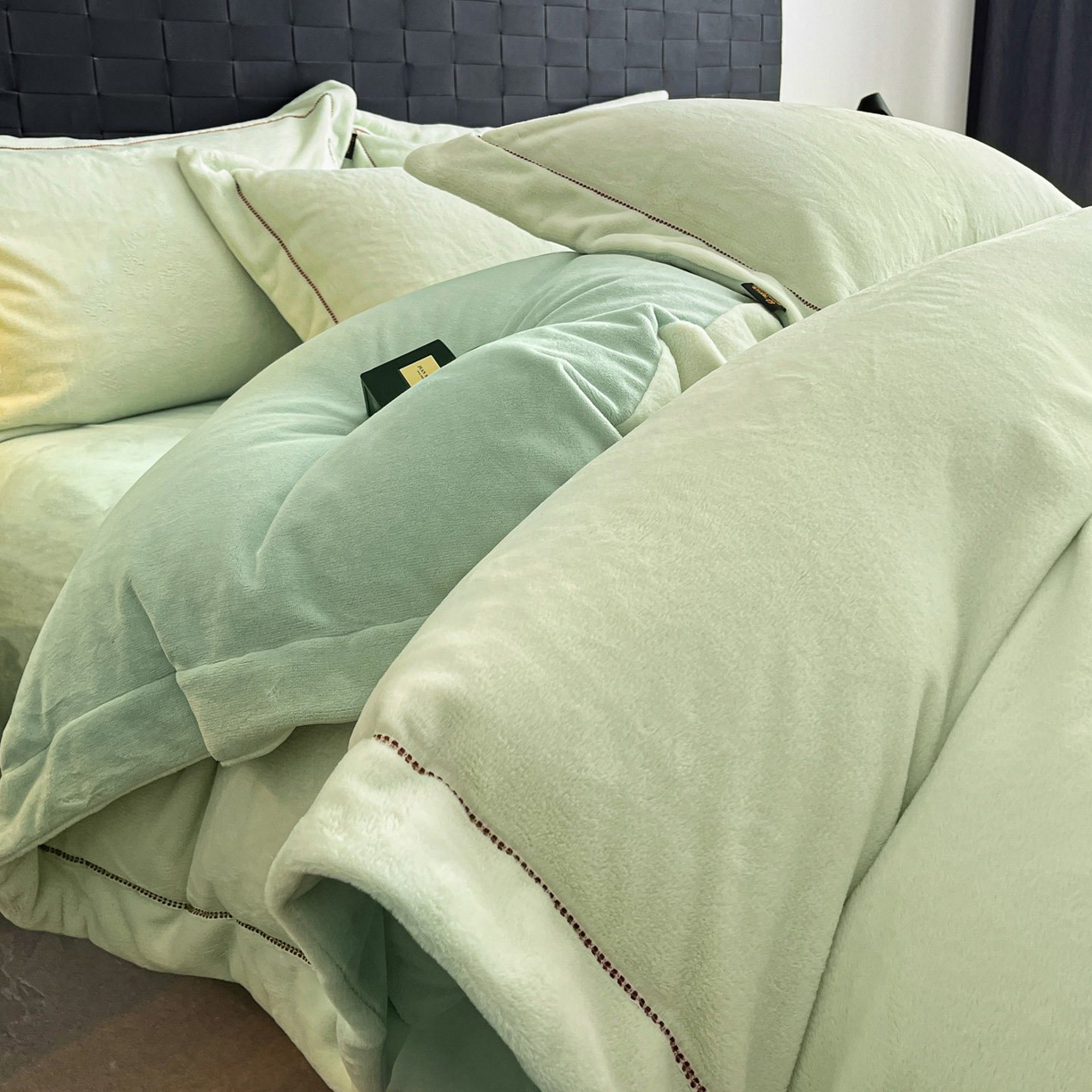91家纺网 家纺一手货源 找家纺 库里梦家纺 2025网红直播热款230克全消光工艺绣花牛奶绒四件套 飞马-薄荷绿