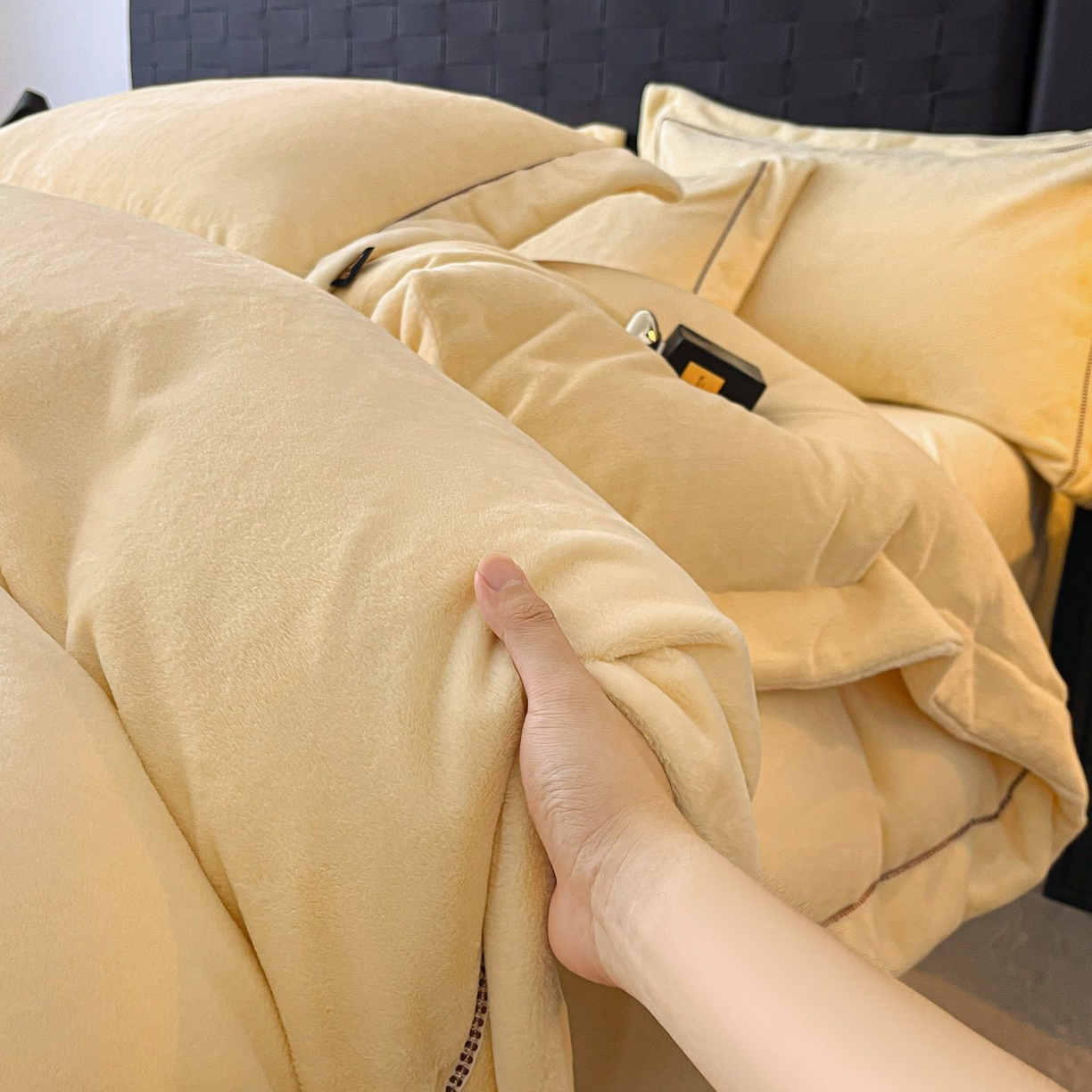 91家纺网 家纺一手货源 找家纺 库里梦家纺 2025网红直播热款230克全消光工艺绣花牛奶绒四件套 飞马-杏仁黄