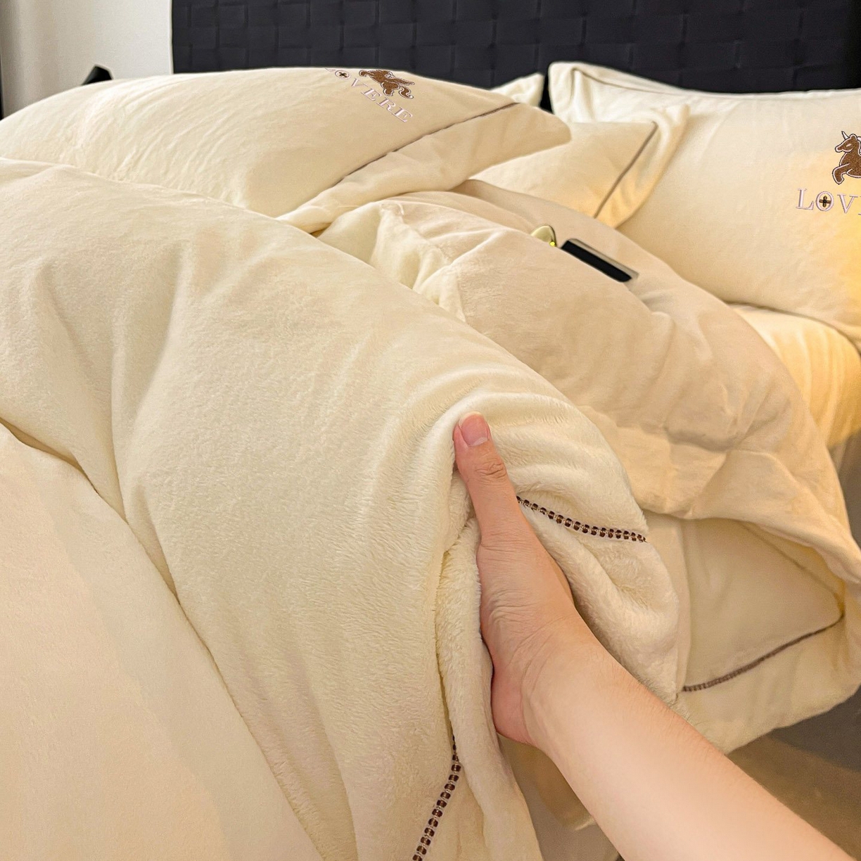 91家纺网 家纺一手货源 找家纺 库里梦家纺 2025网红直播热款230克全消光工艺绣花牛奶绒四件套 飞马-米色