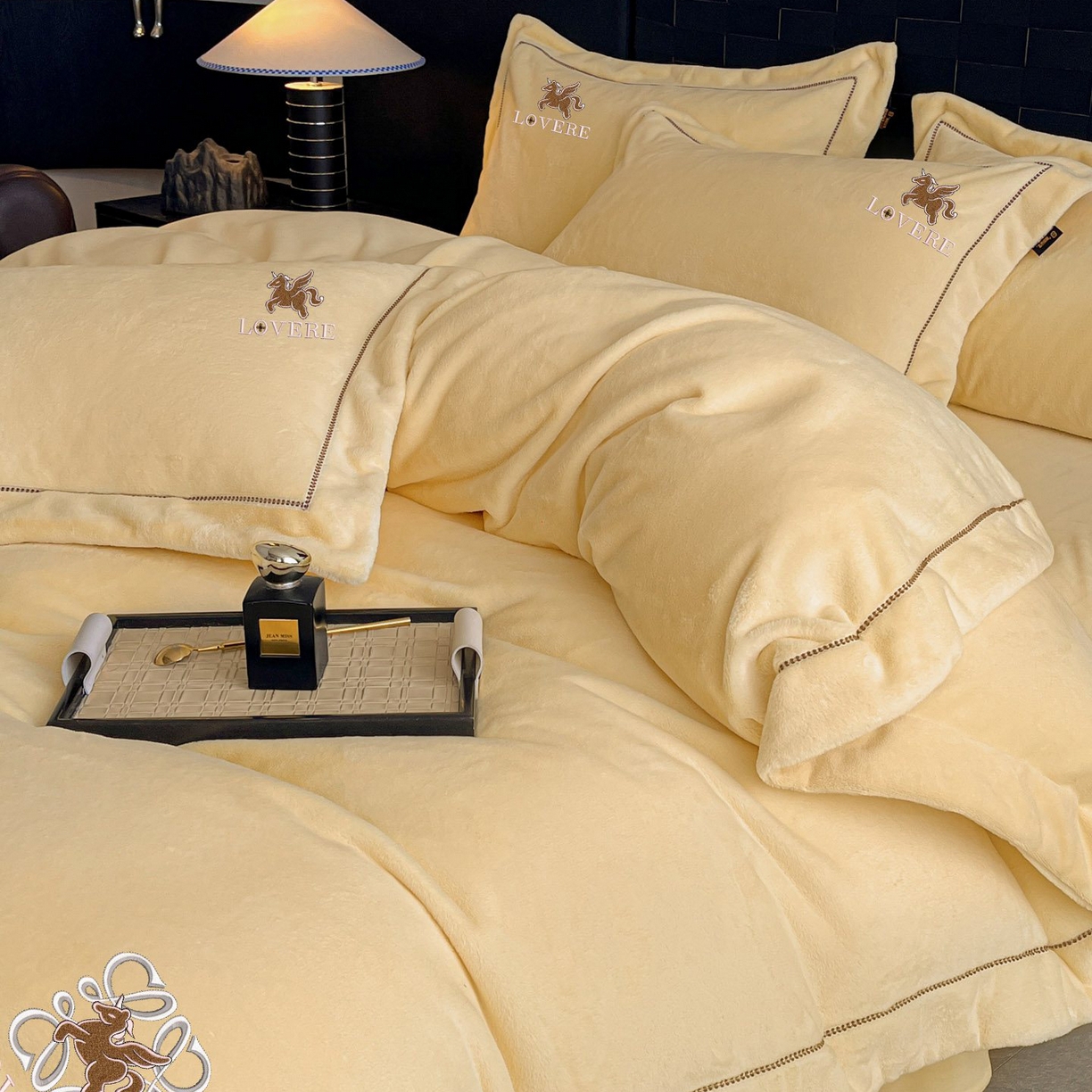 91家纺网 家纺一手货源 找家纺 库里梦家纺 2025网红直播热款230克全消光工艺绣花牛奶绒四件套 飞马-杏仁黄