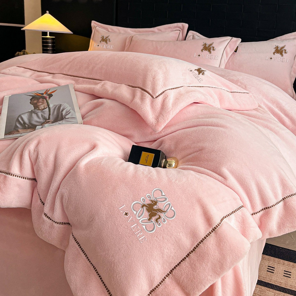 91家纺网 家纺一手货源 找家纺 库里梦家纺 2025网红直播热款230克全消光工艺绣花牛奶绒四件套 飞马-桃花粉