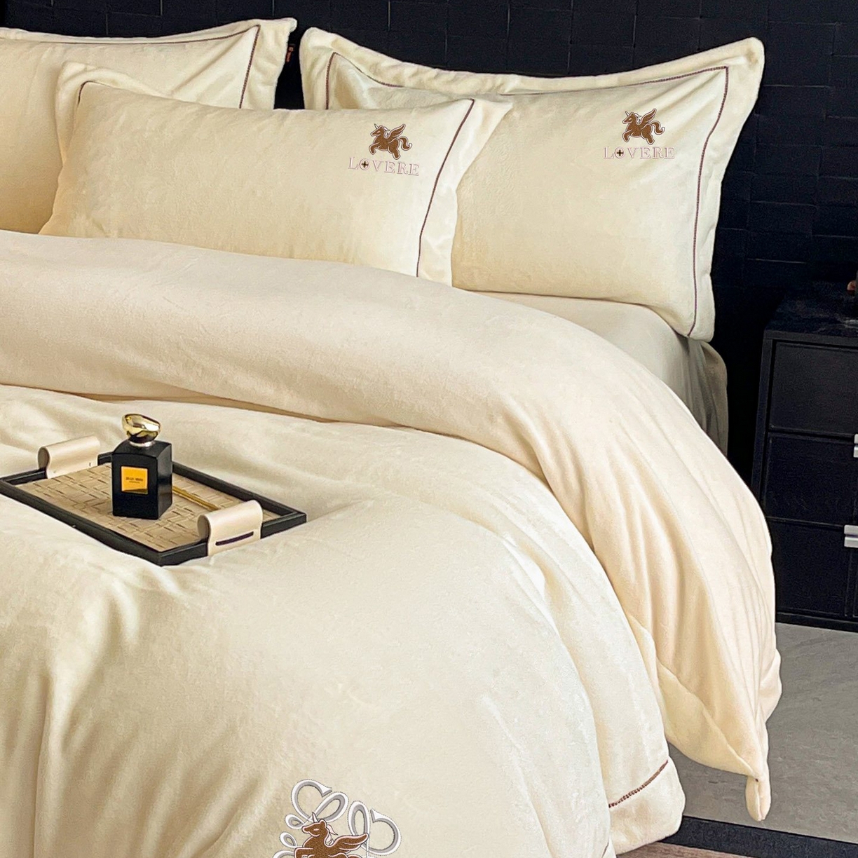 91家纺网 家纺一手货源 找家纺 库里梦家纺 2025网红直播热款230克全消光工艺绣花牛奶绒四件套 飞马-米色