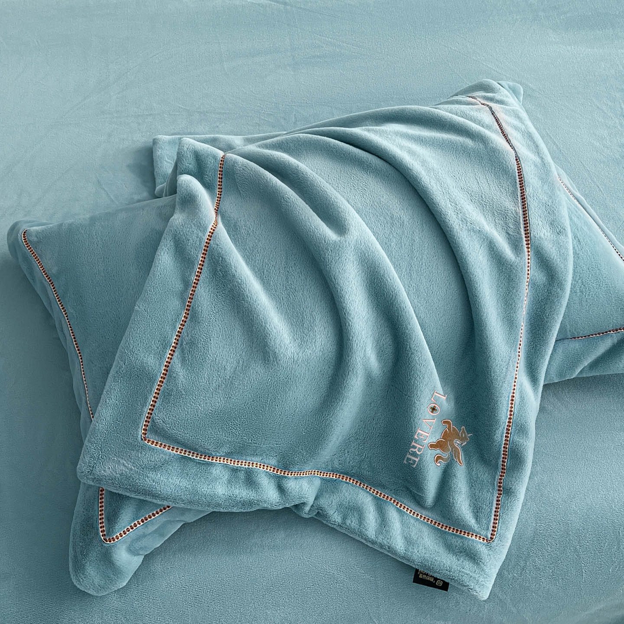 91家纺网 家纺一手货源 找家纺 库里梦家纺 2025网红直播热款230克全消光工艺绣花牛奶绒四件套 飞马-海洋蓝