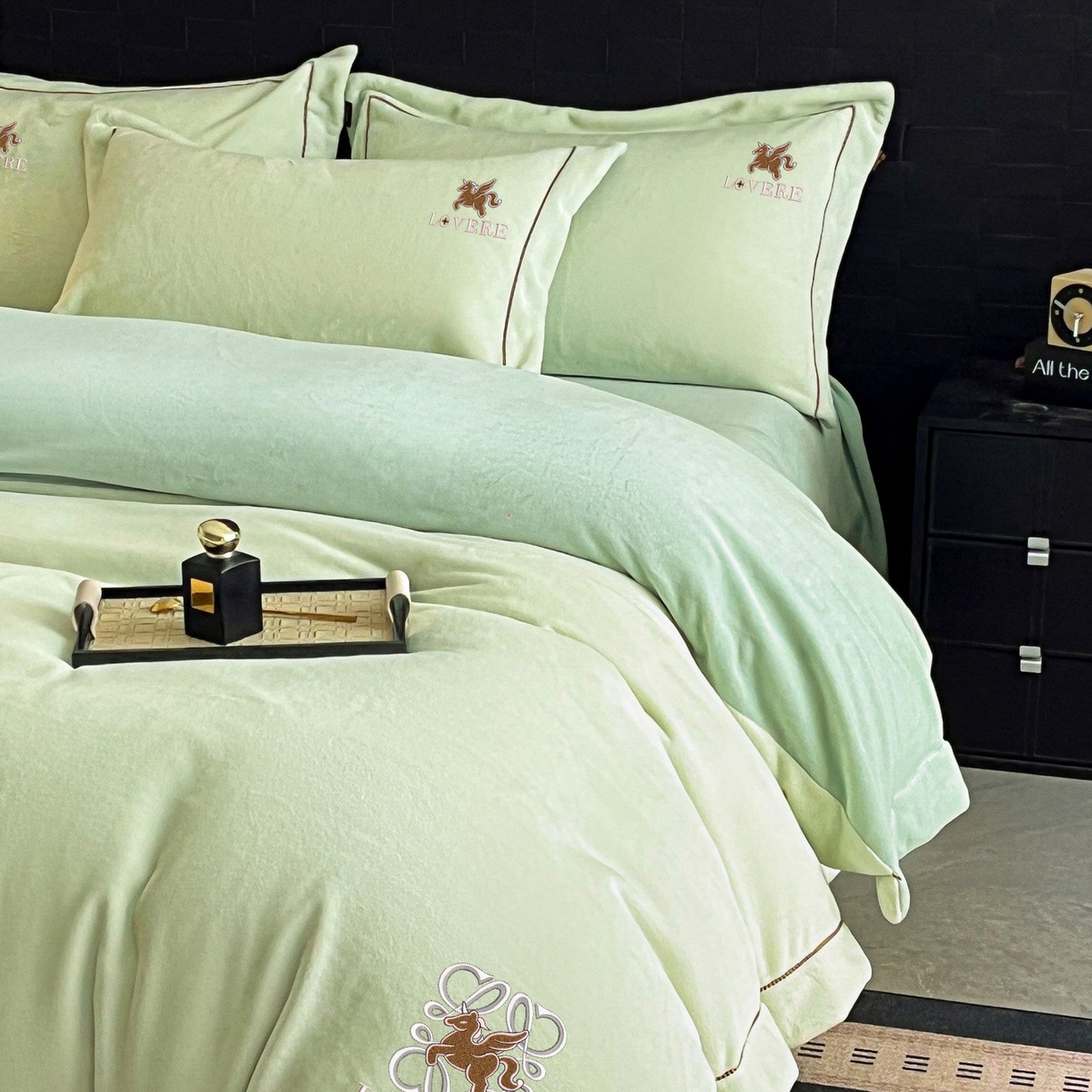 91家纺网 家纺一手货源 找家纺 库里梦家纺 2025网红直播热款230克全消光工艺绣花牛奶绒四件套 飞马-薄荷绿