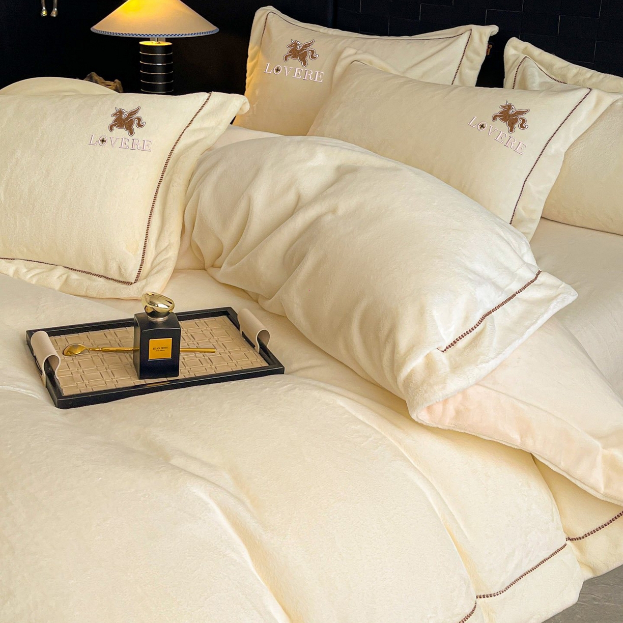 91家纺网 家纺一手货源 找家纺 库里梦家纺 2025网红直播热款230克全消光工艺绣花牛奶绒四件套 飞马-米色