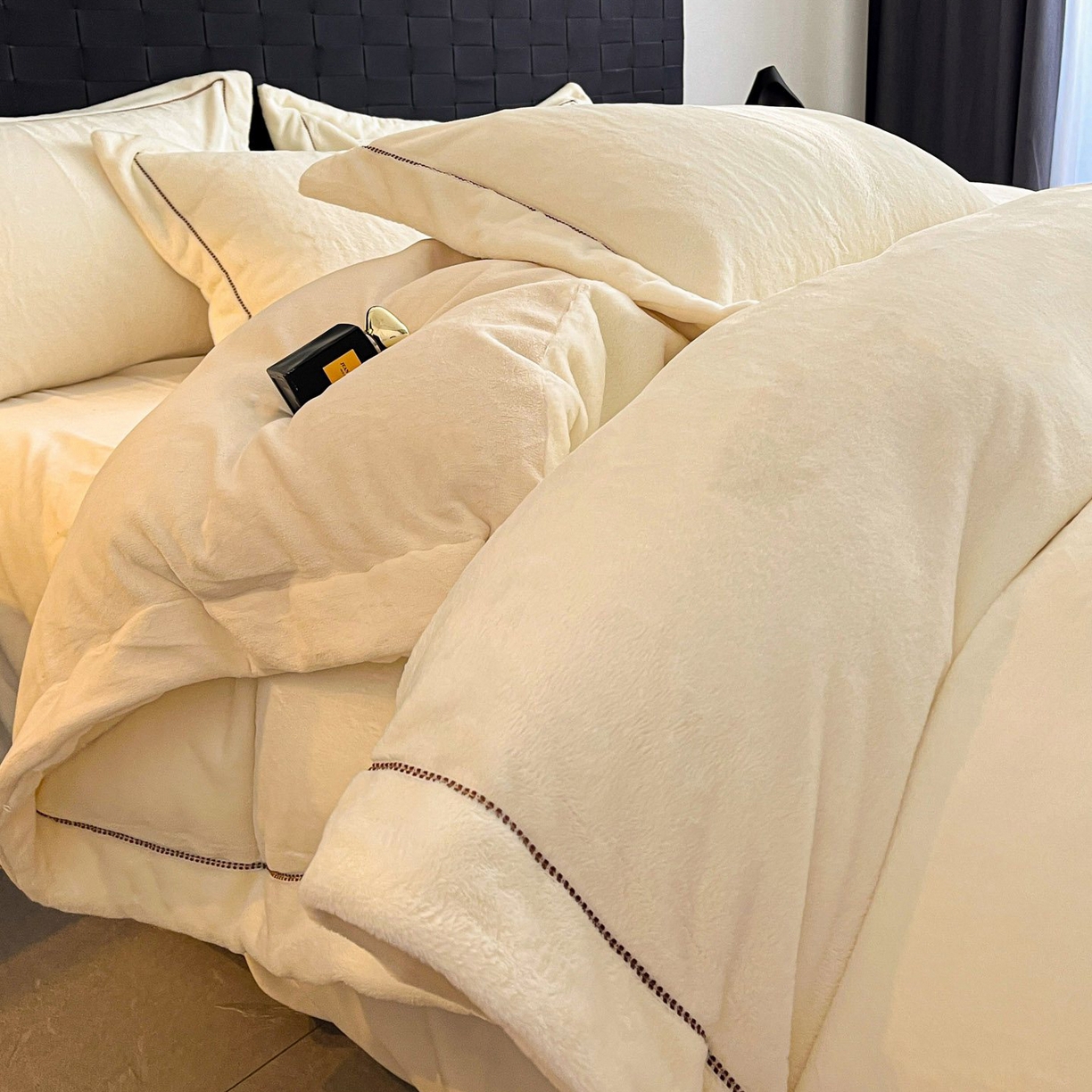 91家纺网 家纺一手货源 找家纺 库里梦家纺 2025网红直播热款230克全消光工艺绣花牛奶绒四件套 飞马-米色