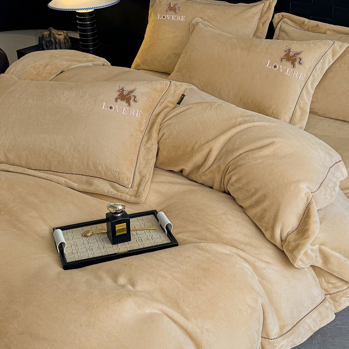 91家纺网 家纺一手货源 找家纺 库里梦家纺 2025网红直播热款230克全消光工艺绣花牛奶绒四件套 飞马-卡其