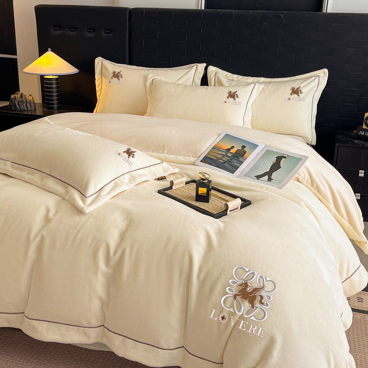 91家纺网 家纺一手货源 找家纺 库里梦家纺 2025网红直播热款230克全消光工艺绣花牛奶绒四件套 飞马-米色