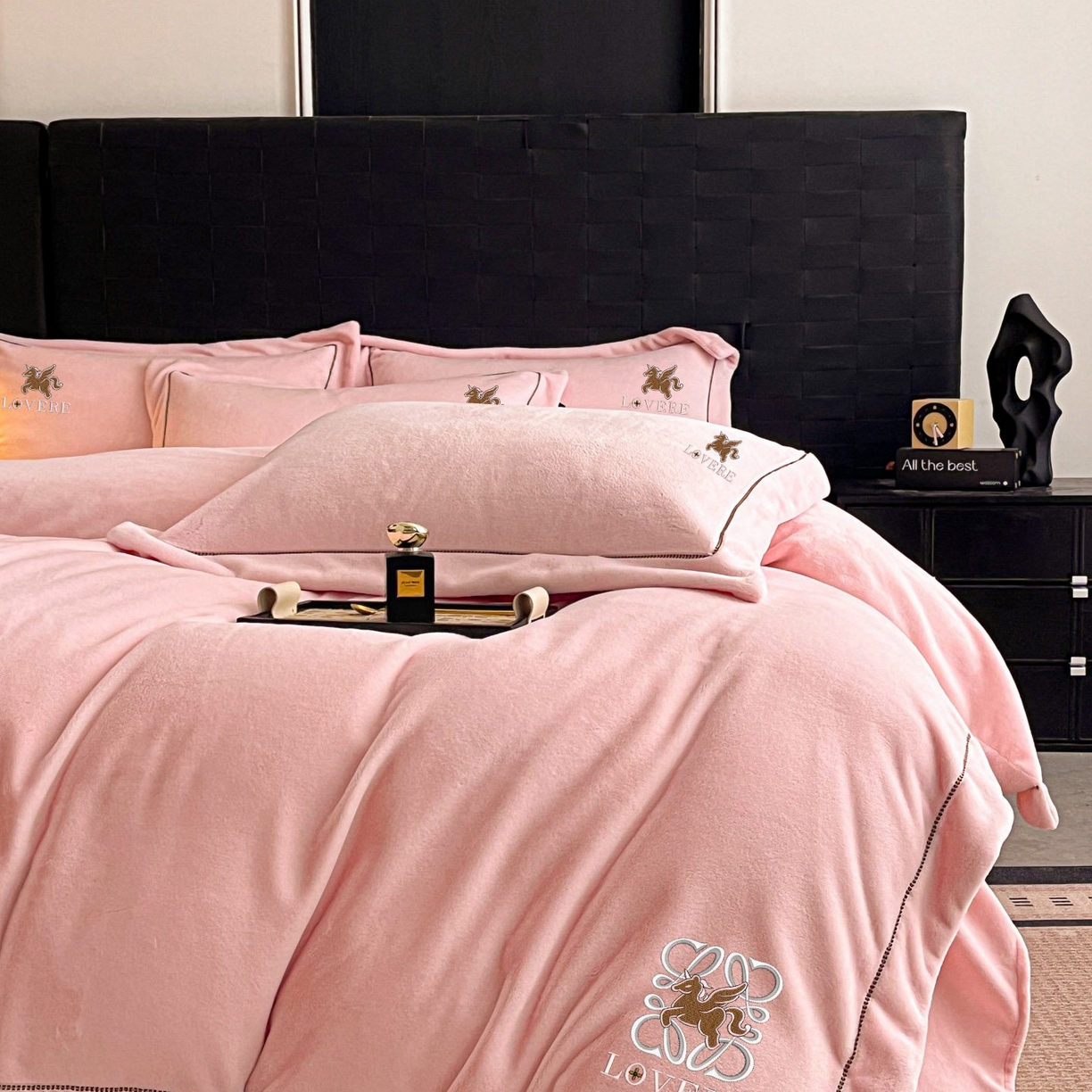 91家纺网 家纺一手货源 找家纺 库里梦家纺 2025网红直播热款230克全消光工艺绣花牛奶绒四件套 飞马-桃花粉