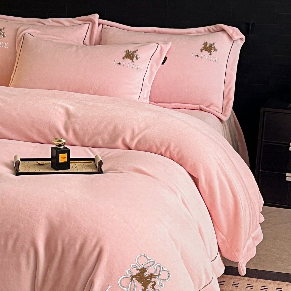 91家纺网 家纺一手货源 找家纺 库里梦家纺 2025网红直播热款230克全消光工艺绣花牛奶绒四件套 飞马-桃花粉