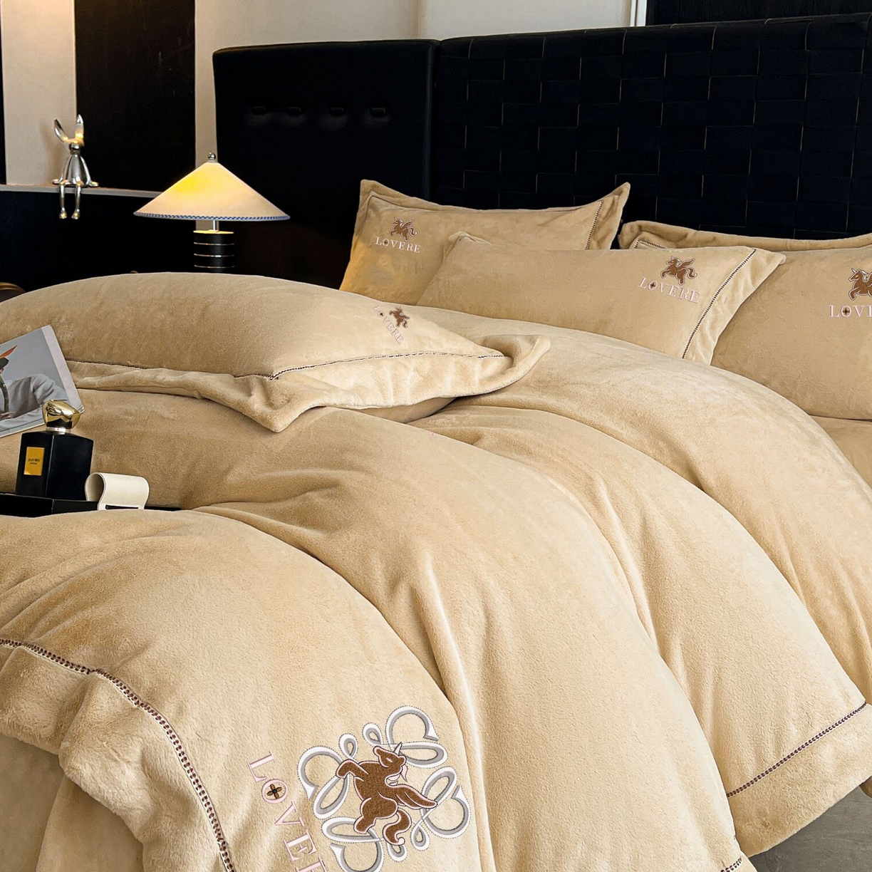 91家纺网 家纺一手货源 找家纺 库里梦家纺 2025网红直播热款230克全消光工艺绣花牛奶绒四件套 飞马-卡其