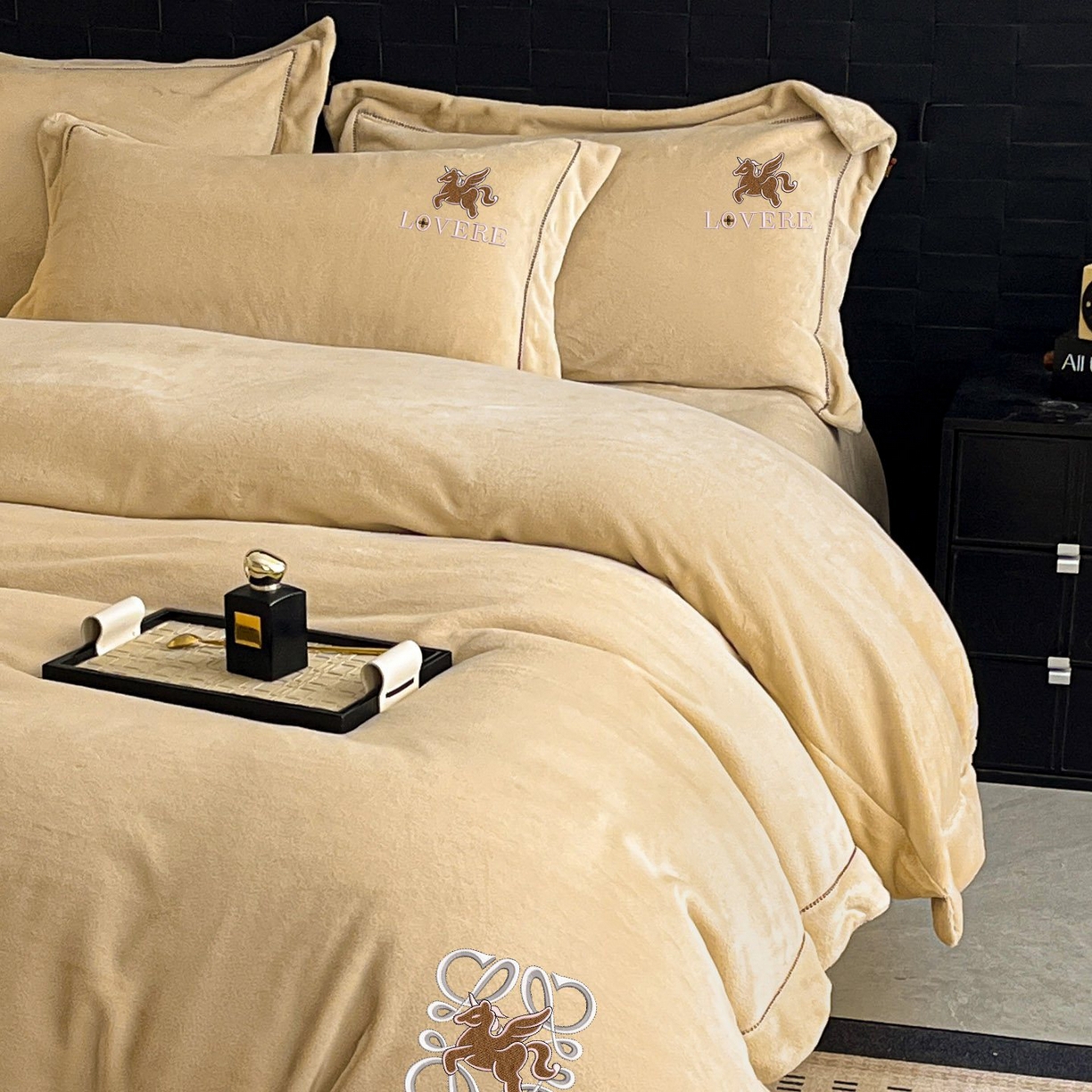 91家纺网 家纺一手货源 找家纺 库里梦家纺 2025网红直播热款230克全消光工艺绣花牛奶绒四件套 飞马-卡其