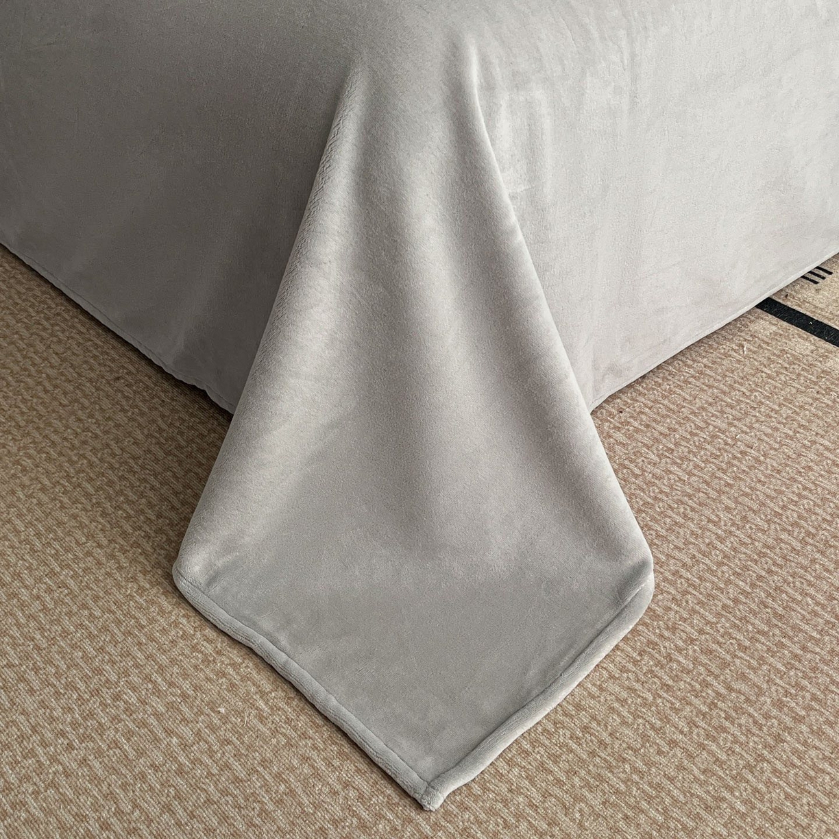 91家纺网 家纺一手货源 找家纺 库里梦家纺 2025网红直播热款230克全消光工艺绣花牛奶绒四件套 飞马-银灰