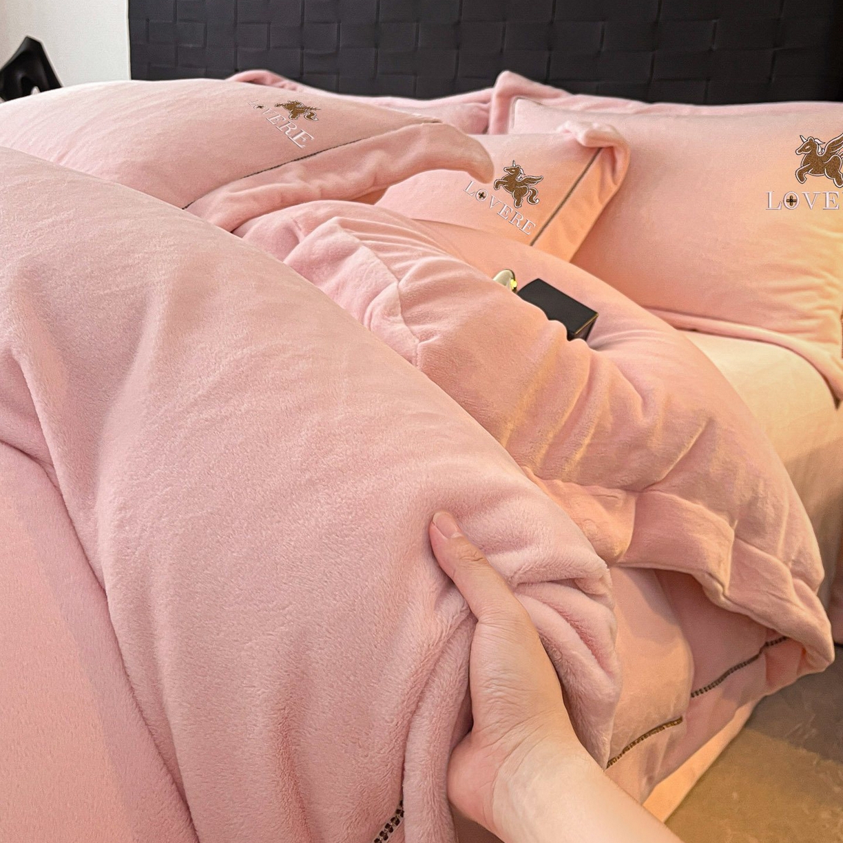 91家纺网 家纺一手货源 找家纺 库里梦家纺 2025网红直播热款230克全消光工艺绣花牛奶绒四件套 飞马-桃花粉