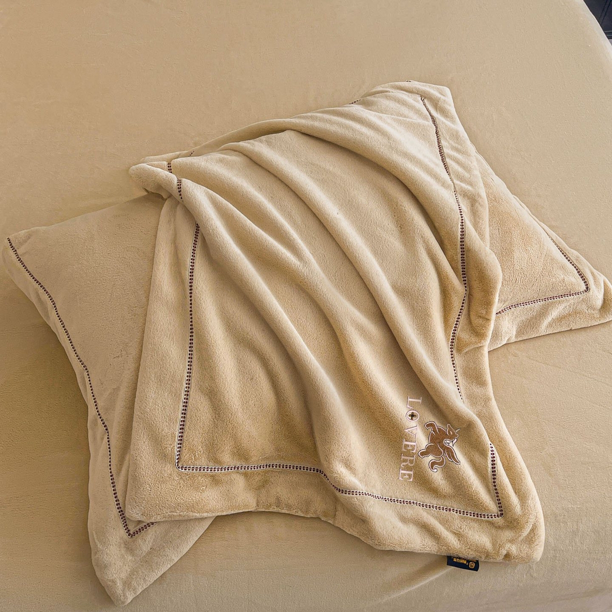 91家纺网 家纺一手货源 找家纺 库里梦家纺 2025网红直播热款230克全消光工艺绣花牛奶绒四件套 飞马-卡其