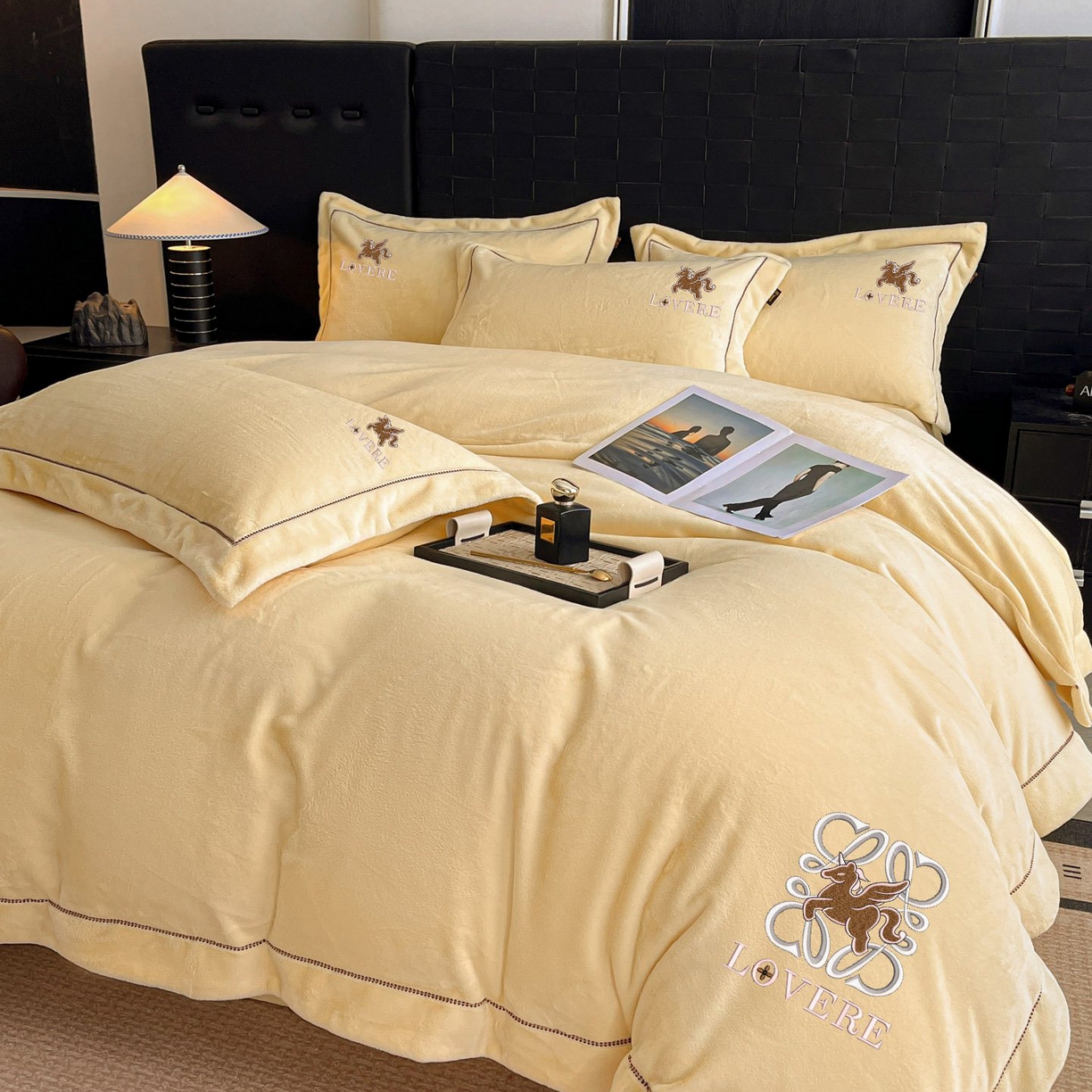 91家纺网 家纺一手货源 找家纺 库里梦家纺 2025网红直播热款230克全消光工艺绣花牛奶绒四件套 飞马-杏仁黄