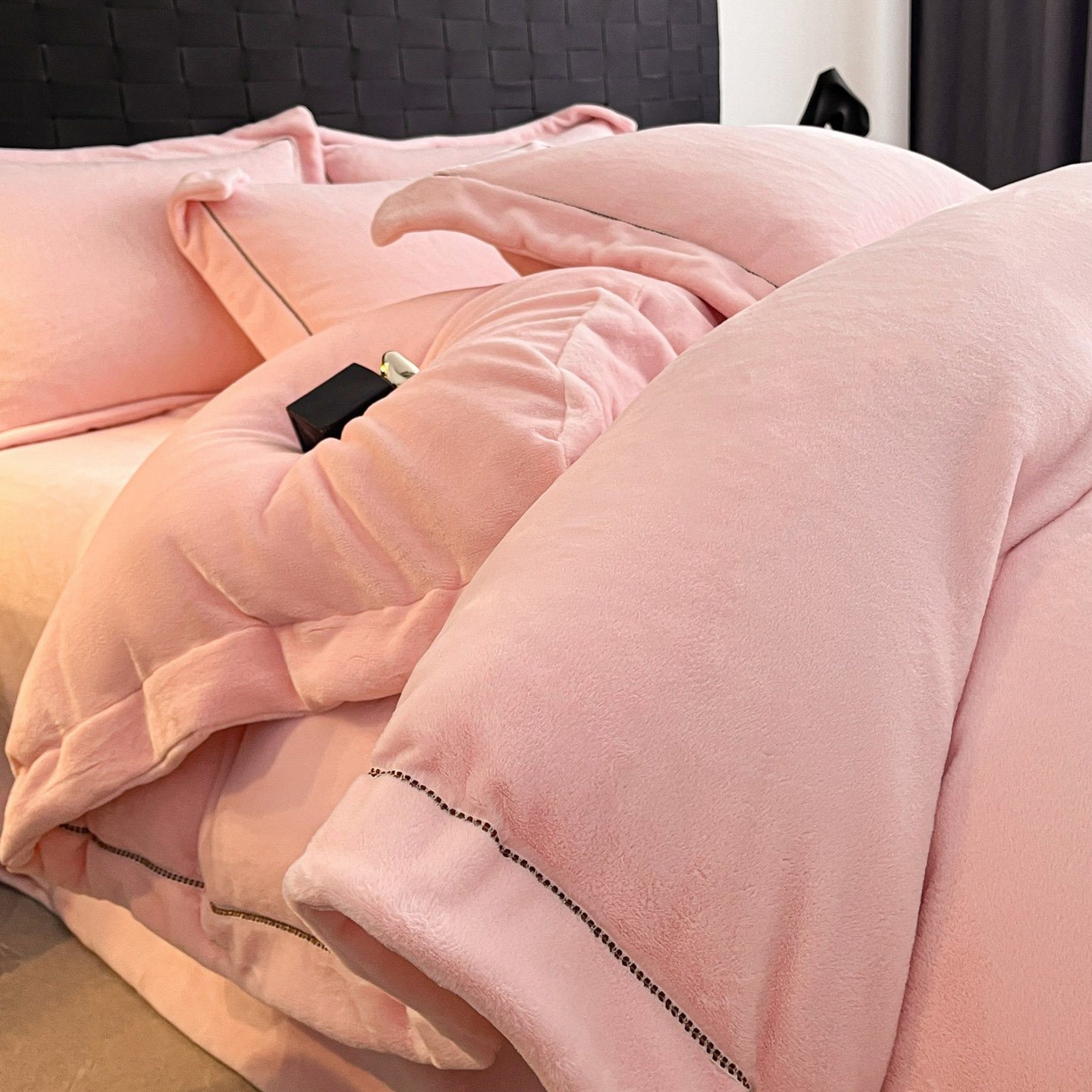 91家纺网 家纺一手货源 找家纺 库里梦家纺 2025网红直播热款230克全消光工艺绣花牛奶绒四件套 飞马-桃花粉