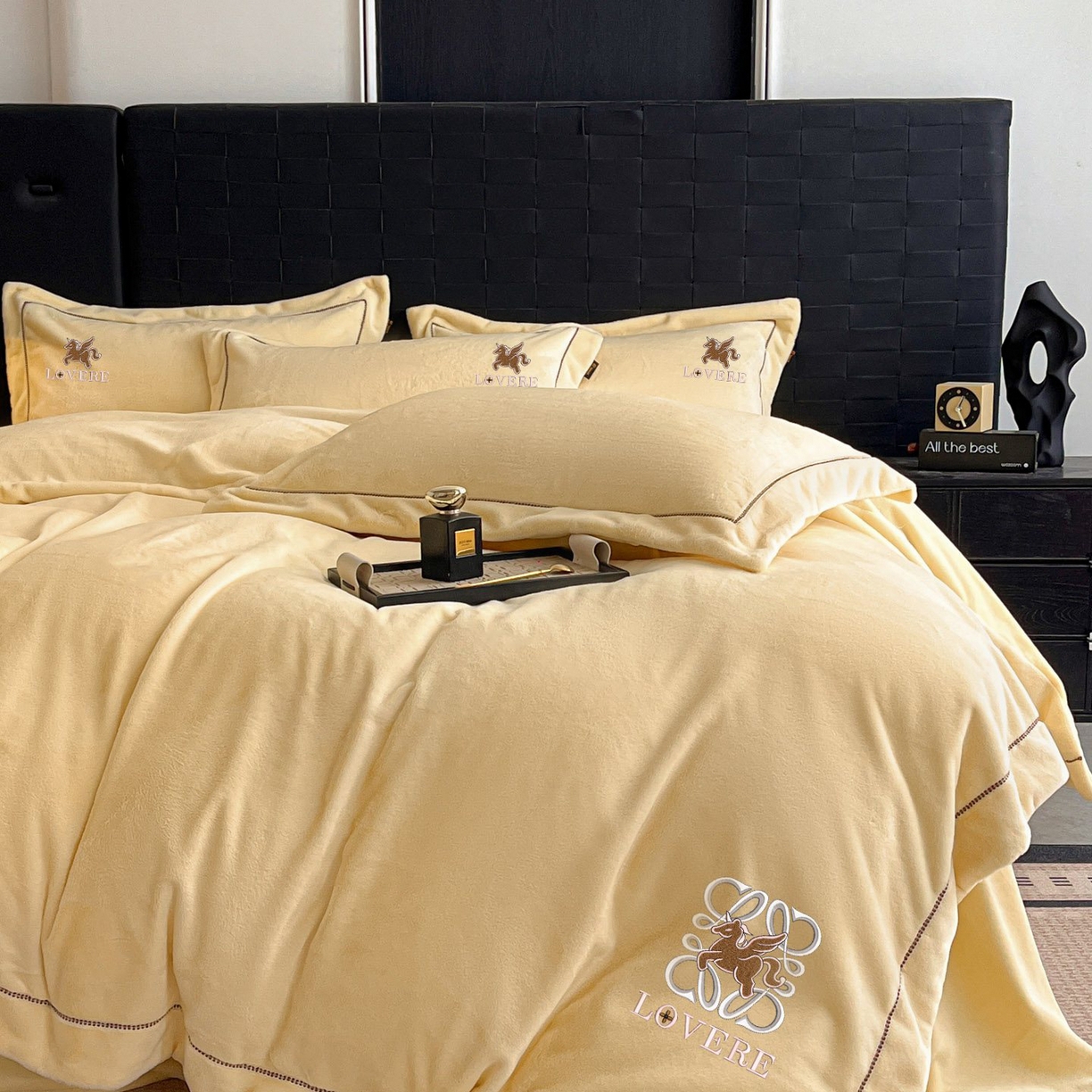 91家纺网 家纺一手货源 找家纺 库里梦家纺 2025网红直播热款230克全消光工艺绣花牛奶绒四件套 飞马-杏仁黄