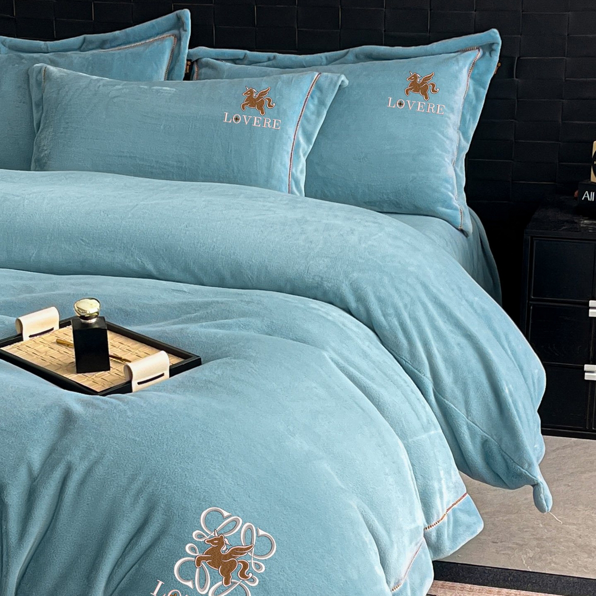 91家纺网 家纺一手货源 找家纺 库里梦家纺 2025网红直播热款230克全消光工艺绣花牛奶绒四件套 飞马-海洋蓝