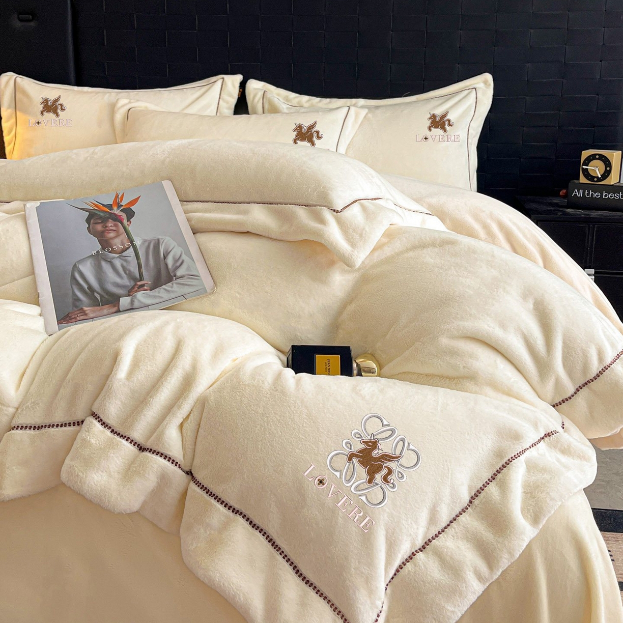 91家纺网 家纺一手货源 找家纺 库里梦家纺 2025网红直播热款230克全消光工艺绣花牛奶绒四件套 飞马-米色