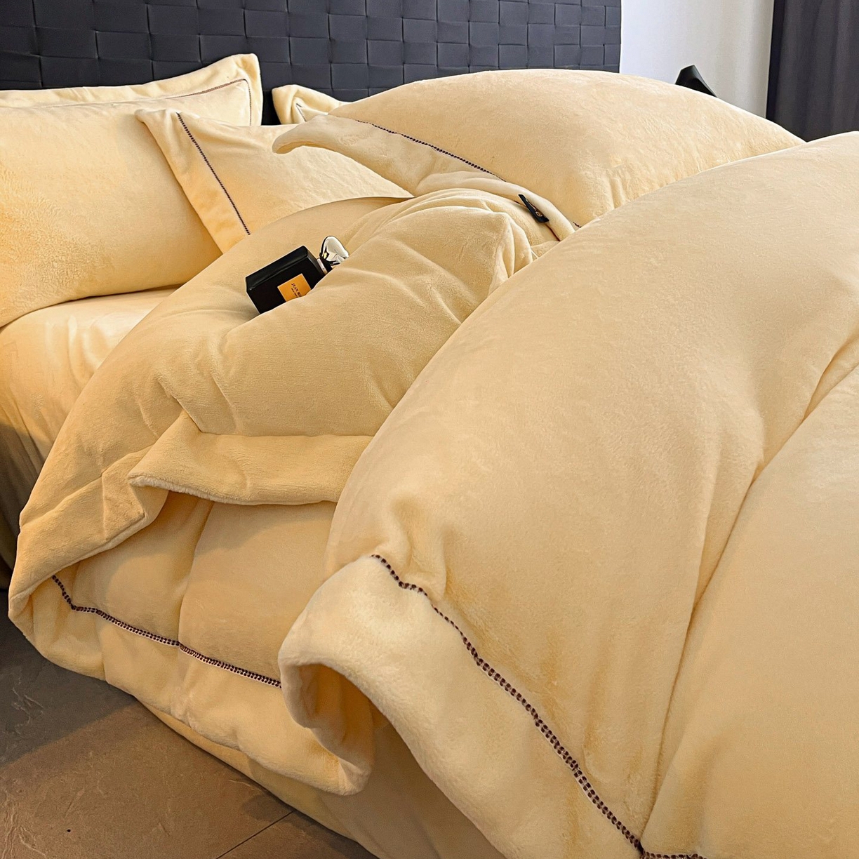 91家纺网 家纺一手货源 找家纺 库里梦家纺 2025网红直播热款230克全消光工艺绣花牛奶绒四件套 飞马-杏仁黄